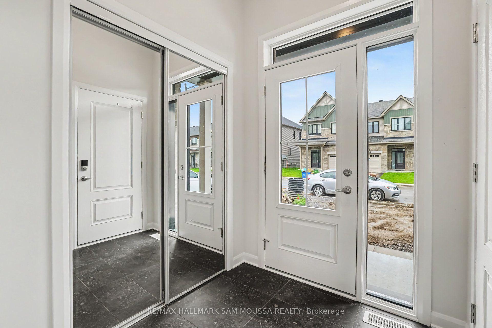 Photo 4 of 886 Eileen Vollick Crescent, Ottawa, Kanata - Morgan's Grant/South March — HOMEH