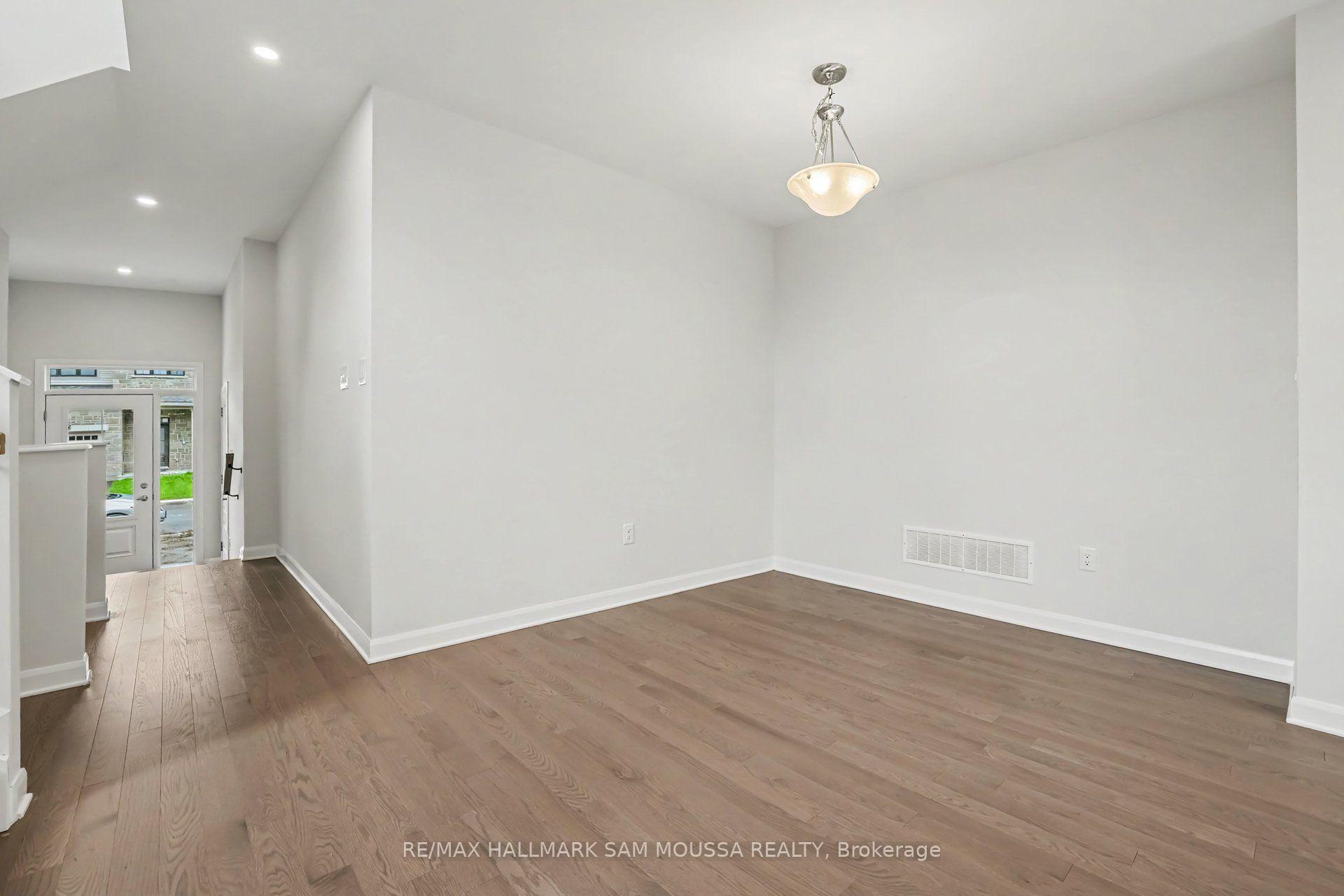 Photo 5 of 886 Eileen Vollick Crescent, Ottawa, Kanata - Morgan's Grant/South March — HOMEH