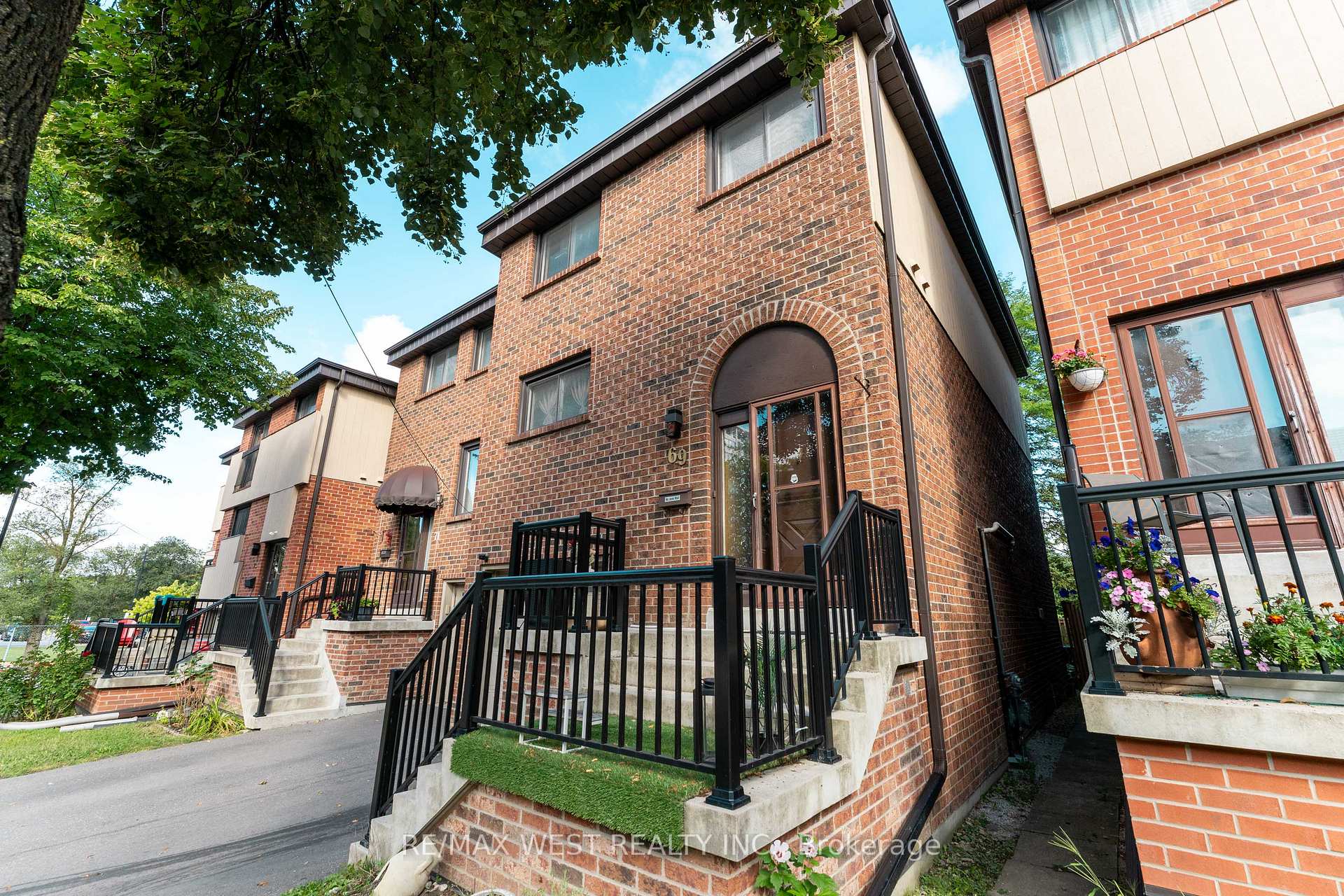 Photo 2 of Unit 37, 69 Maple Branch Path, Etobicoke, Kingsview Village-The Westway — HOMEH