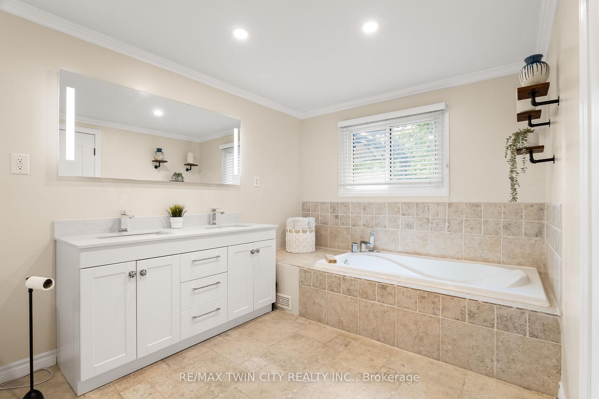 Photo 20 of 21 Golden Meadow Crescent, Kitchener, Forest Heights — HOMEH