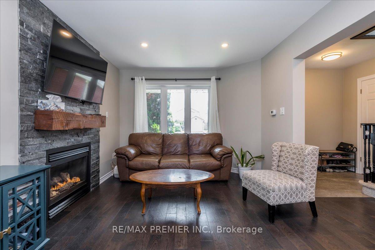 Photo 2 of 129 Chalmers Drive, Barrie, Painswick South — HOMEH