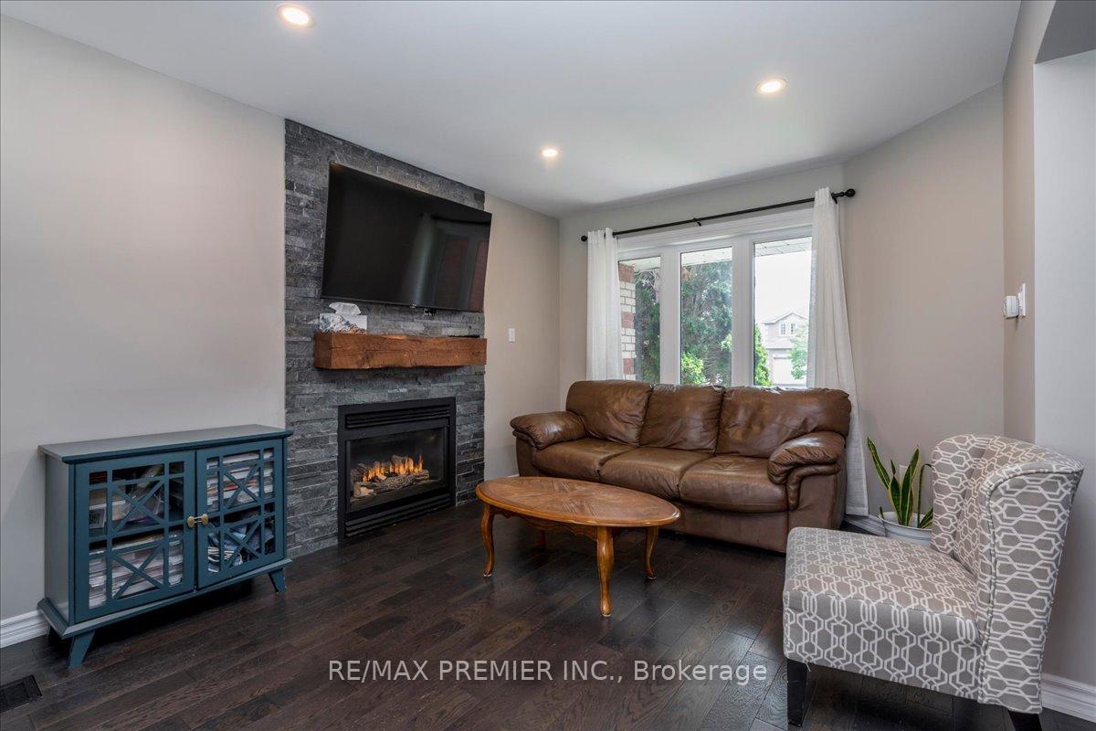 Photo 3 of 129 Chalmers Drive, Barrie, Painswick South — HOMEH