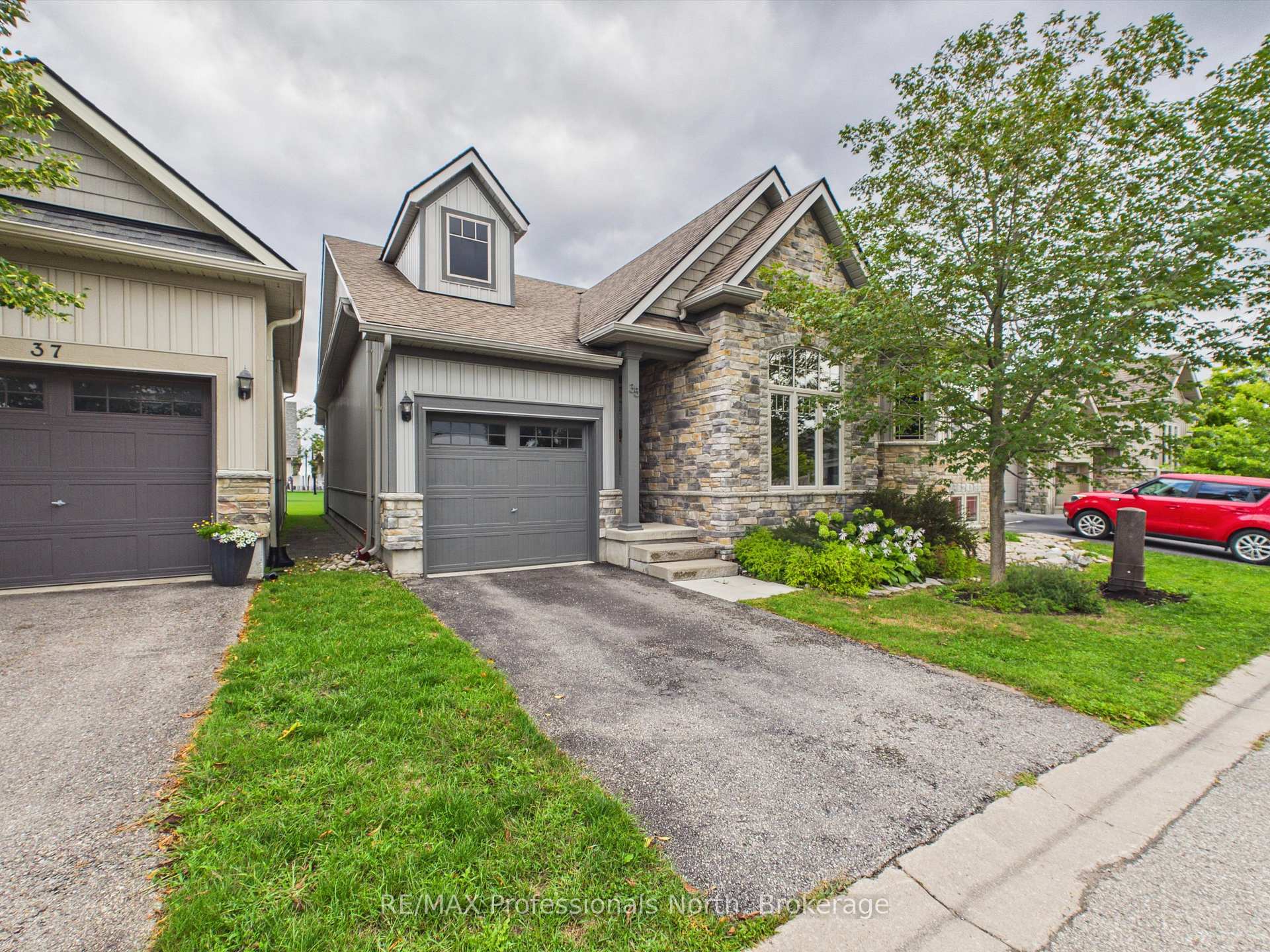 Photo 2 of 35 Canterbury Circle, Orillia — HOMEH