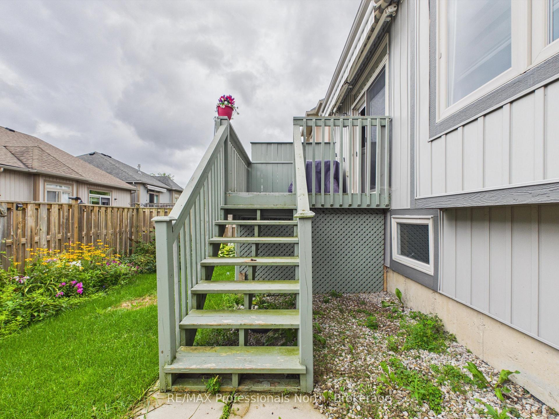 Photo 23 of 35 Canterbury Circle, Orillia — HOMEH