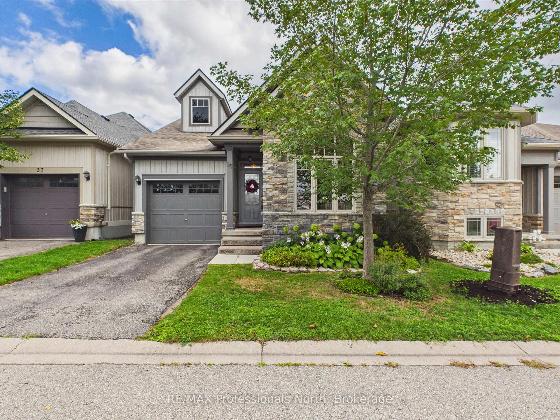 Photo 3 of 35 Canterbury Circle, Orillia — HOMEH