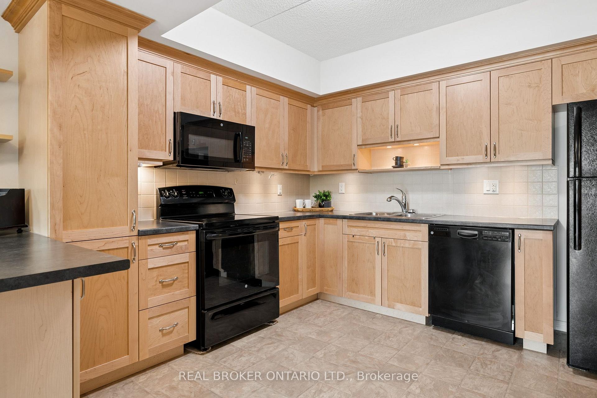 Photo 8 of Unit 211, 155 Water Street S, Cambridge, Christopher-Champlain — HOMEH