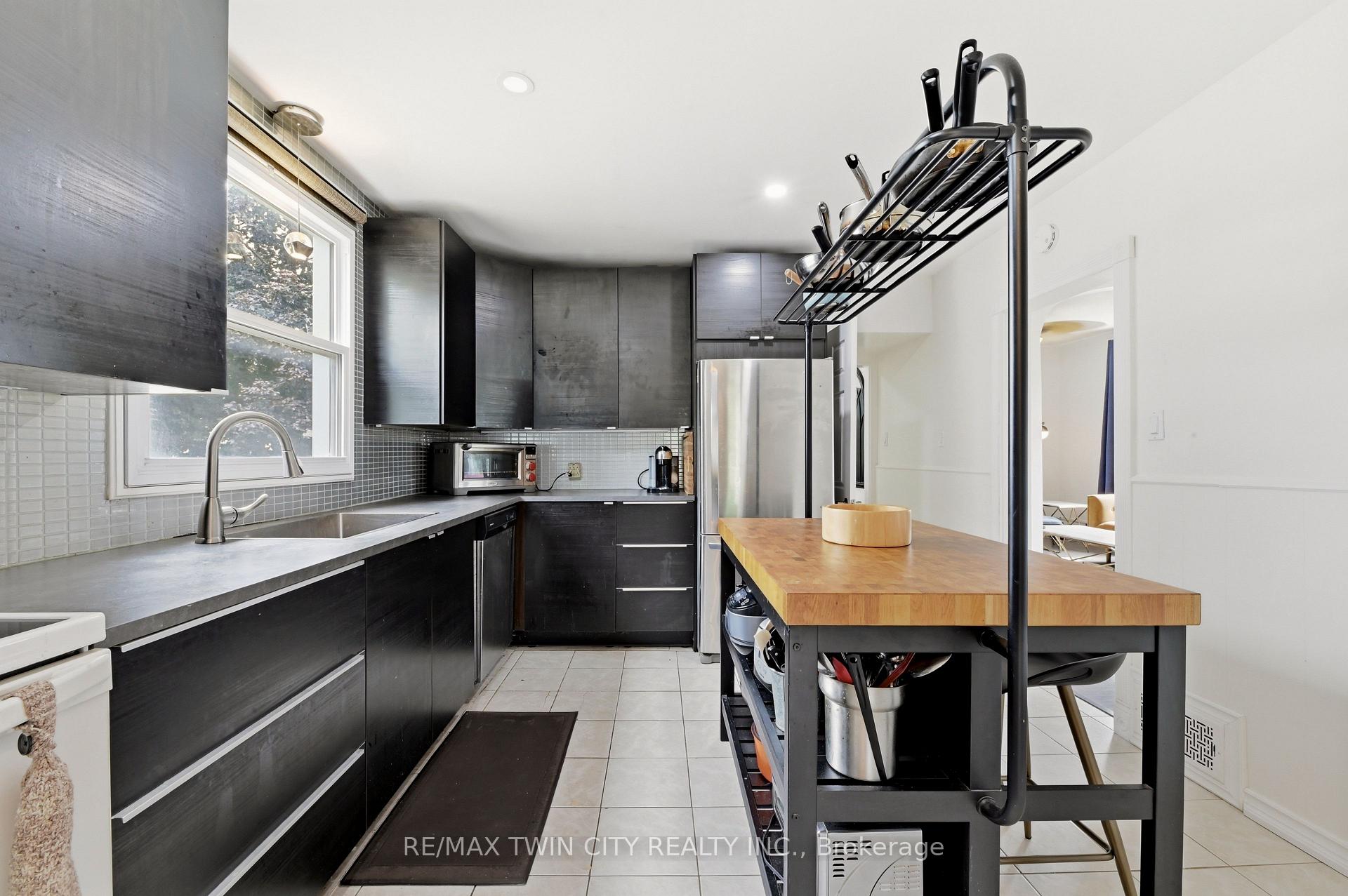Photo 9 of 4924 Hunter Street, Niagara Falls, Clifton Hill — HOMEH