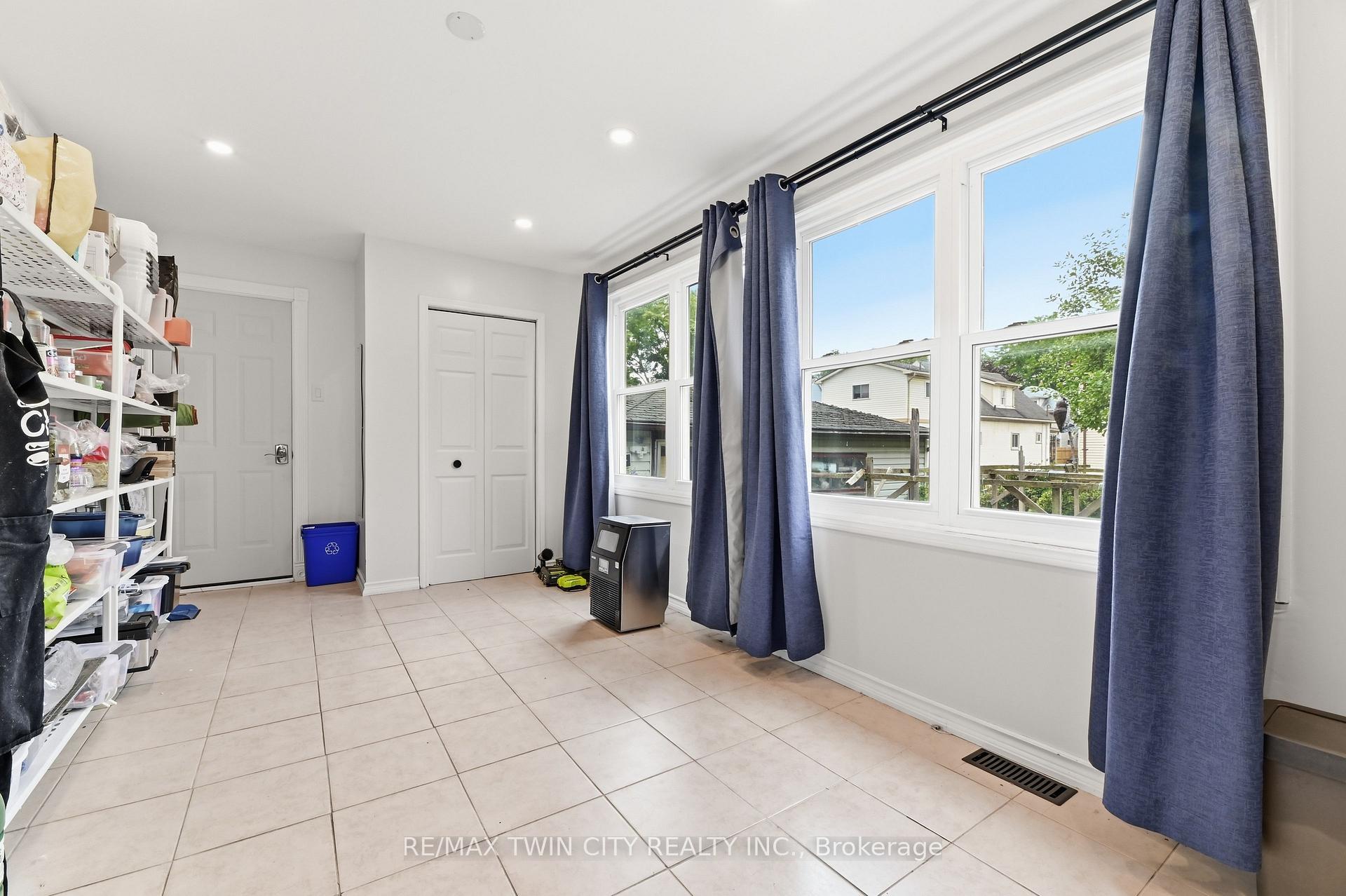 Photo 10 of 4924 Hunter Street, Niagara Falls, Clifton Hill — HOMEH