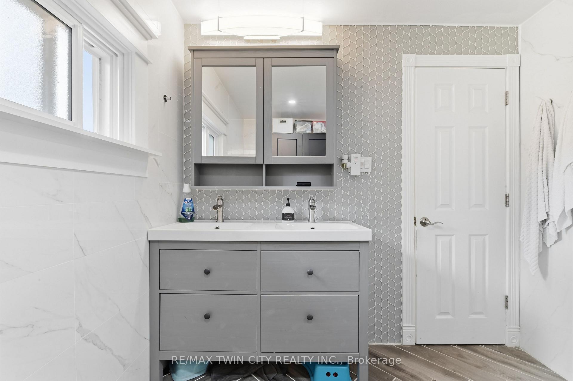 Photo 11 of 4924 Hunter Street, Niagara Falls, Clifton Hill — HOMEH