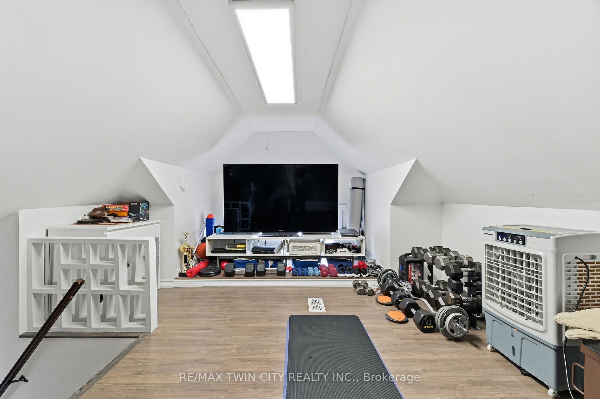 Photo 17 of 4924 Hunter Street, Niagara Falls, Clifton Hill — HOMEH
