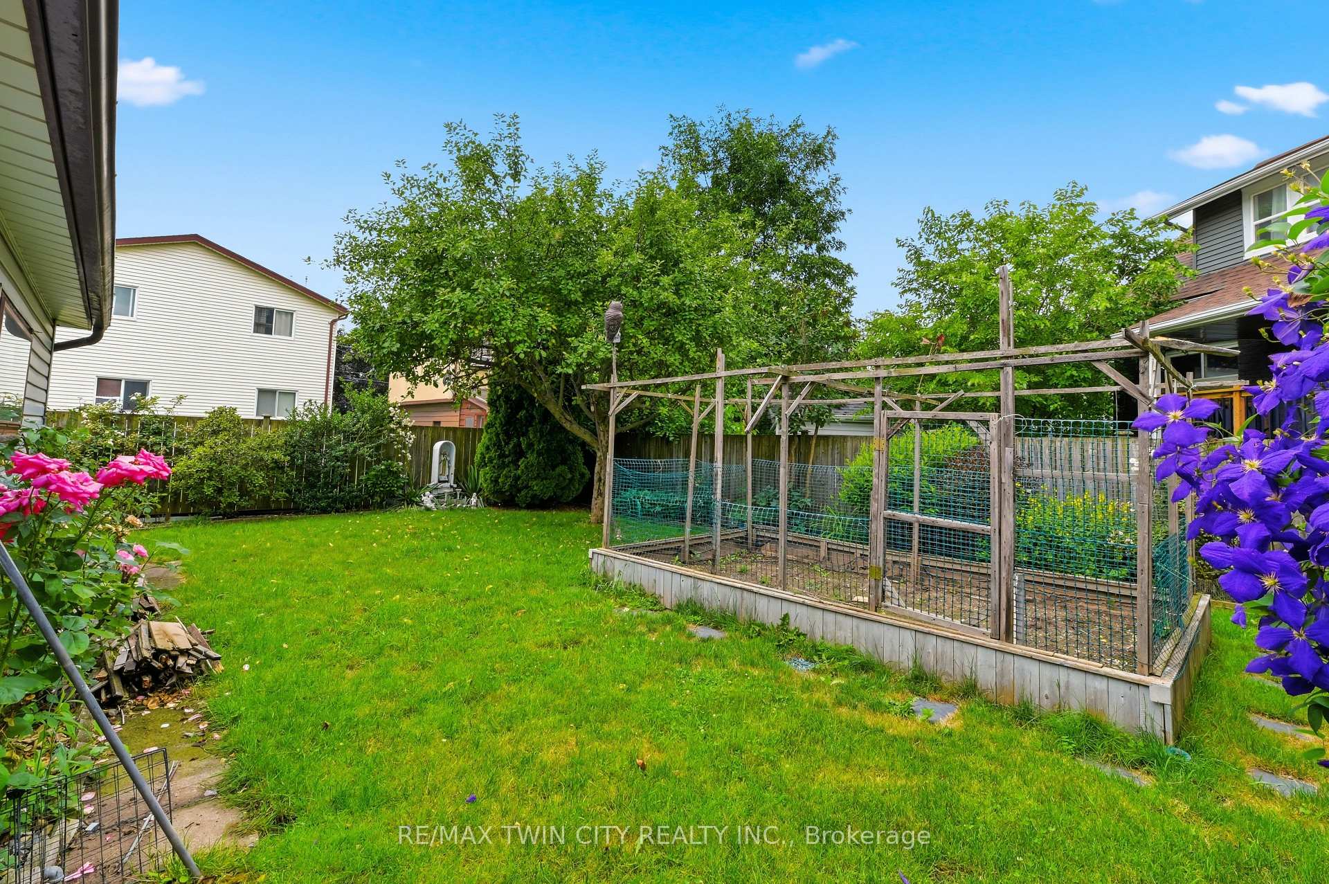 Photo 21 of 4924 Hunter Street, Niagara Falls, Clifton Hill — HOMEH