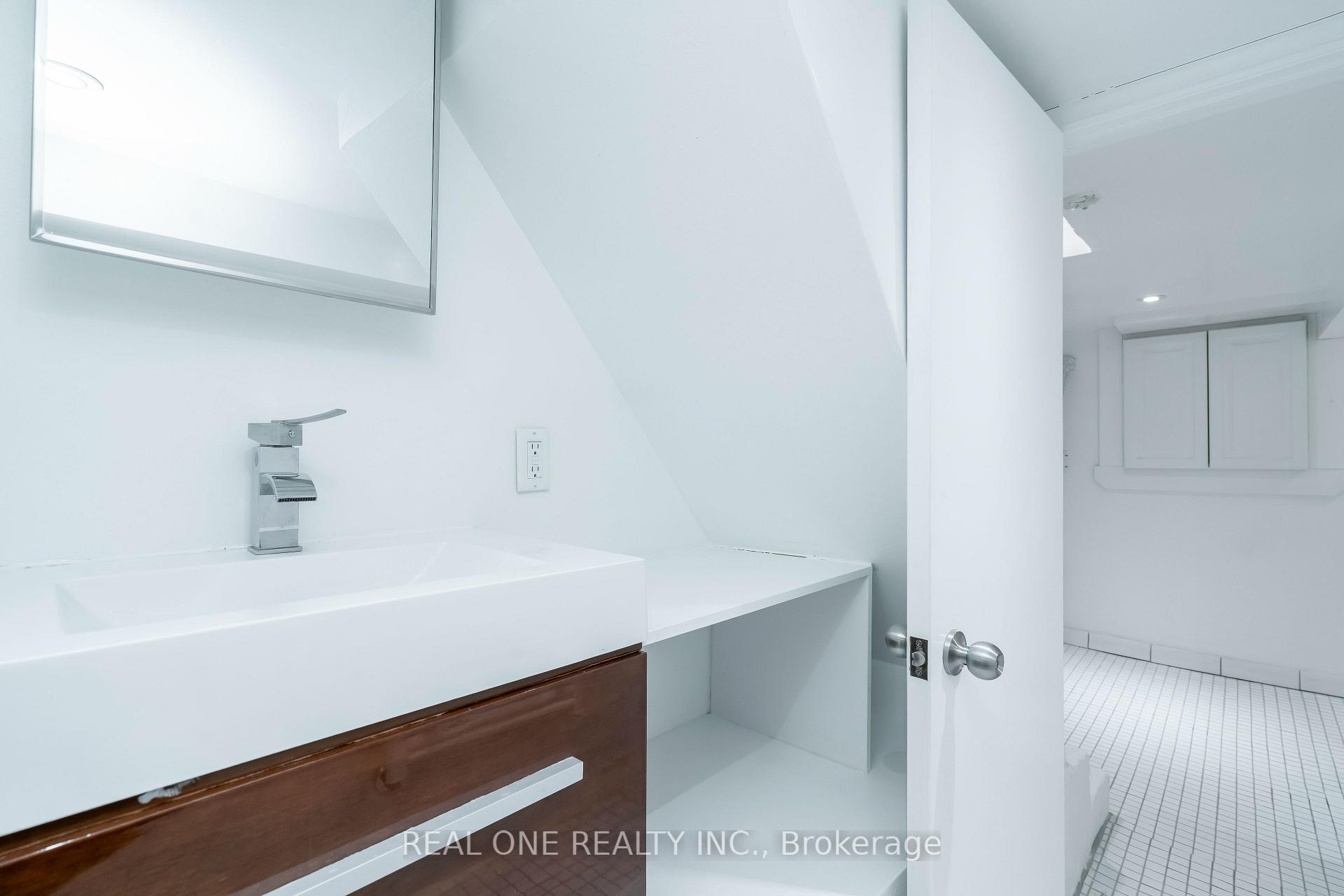 Photo 10 of Unit Basement, 178 Manning Avenue, Toronto, Trinity-Bellwoods — HOMEH