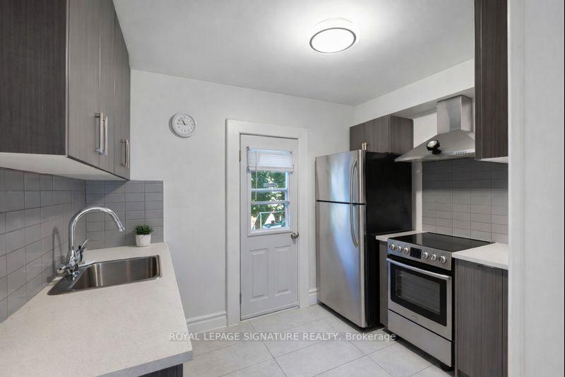 Photo 5 of 74 Kenilworth Avenue S, Hamilton, Delta — HOMEH