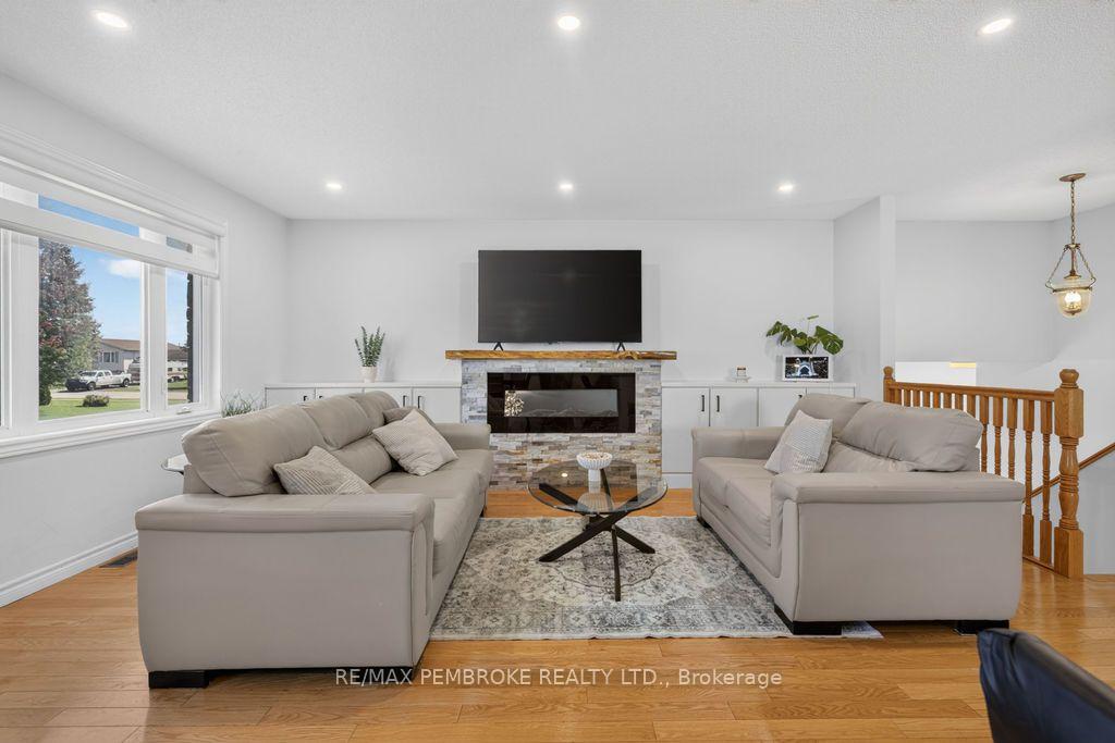 Photo 15 of 3 Winfield Street, Petawawa, Petawawa — HOMEH