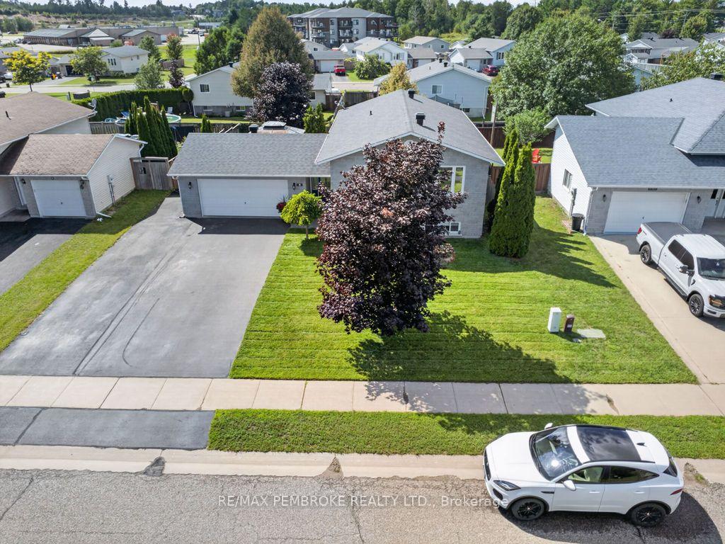 Photo 40 of 3 Winfield Street, Petawawa, Petawawa — HOMEH