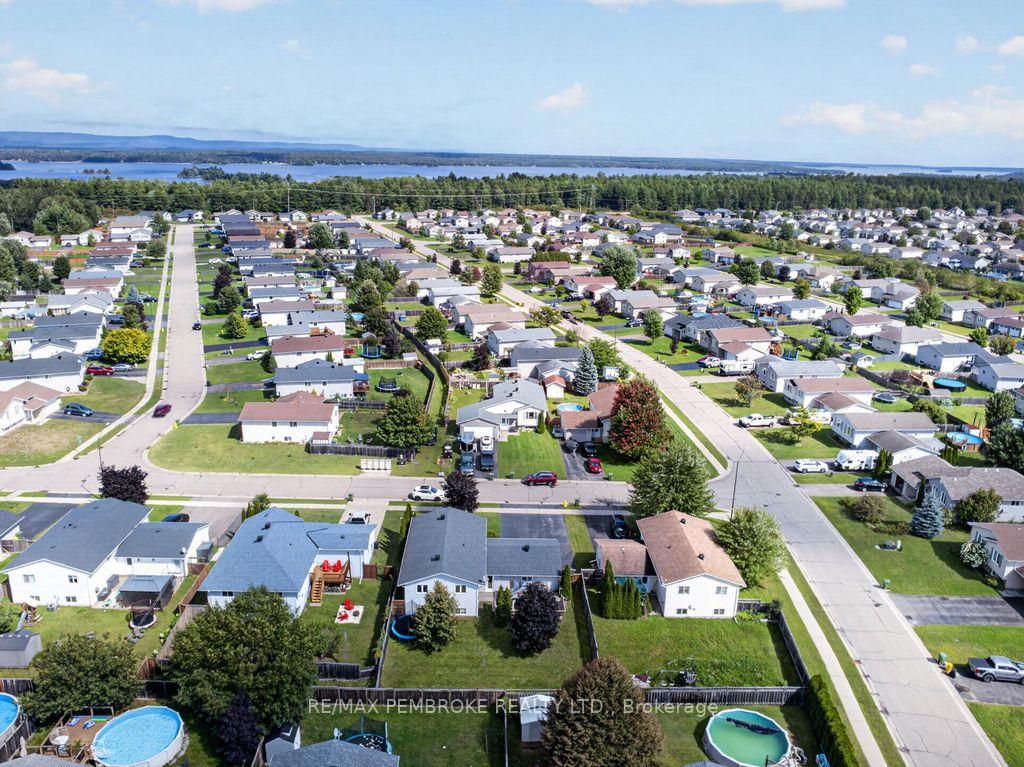 Photo 45 of 3 Winfield Street, Petawawa, Petawawa — HOMEH