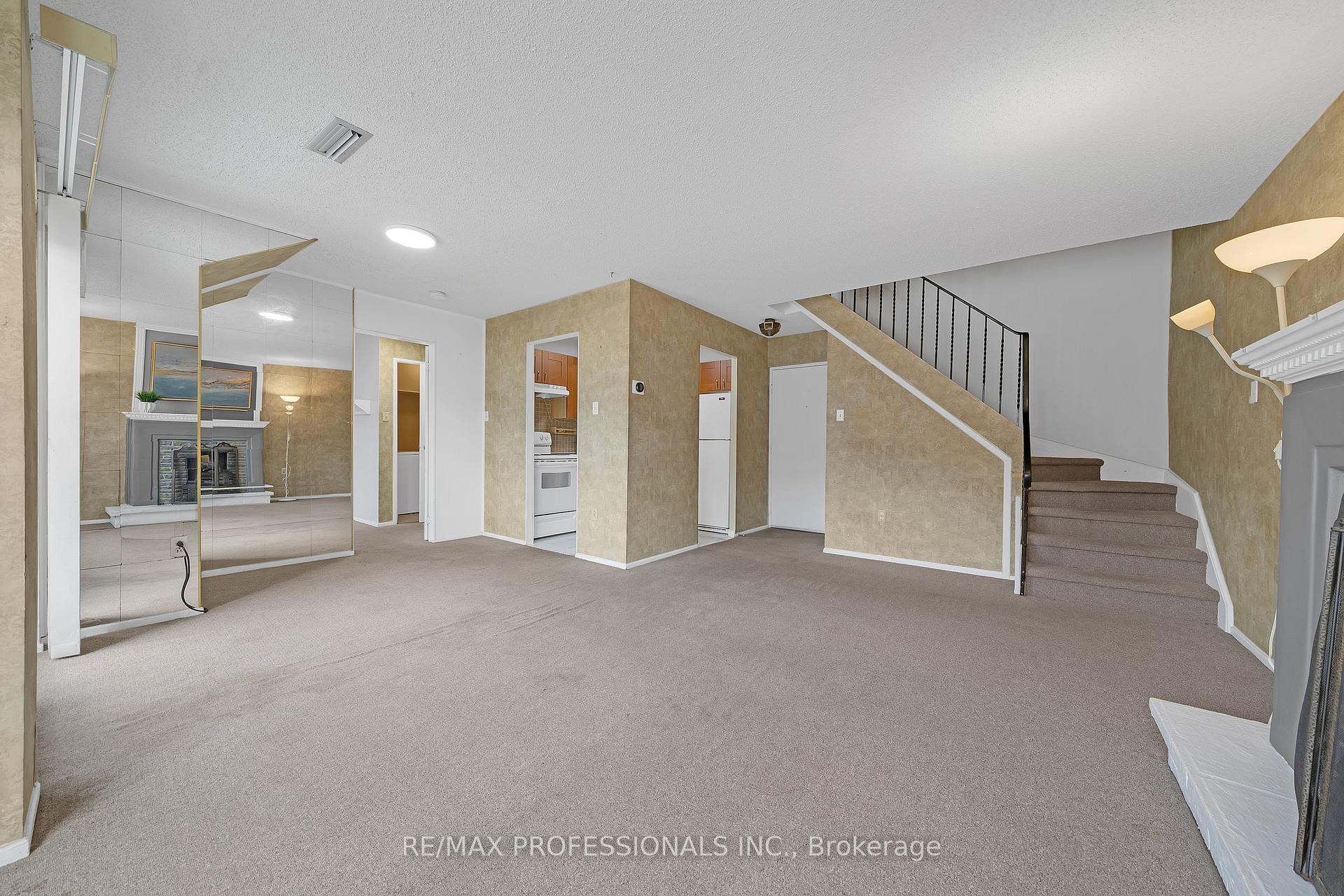 Photo 2 of Unit 116, 2001 Bonnymede Drive, Mississauga, Clarkson — HOMEH