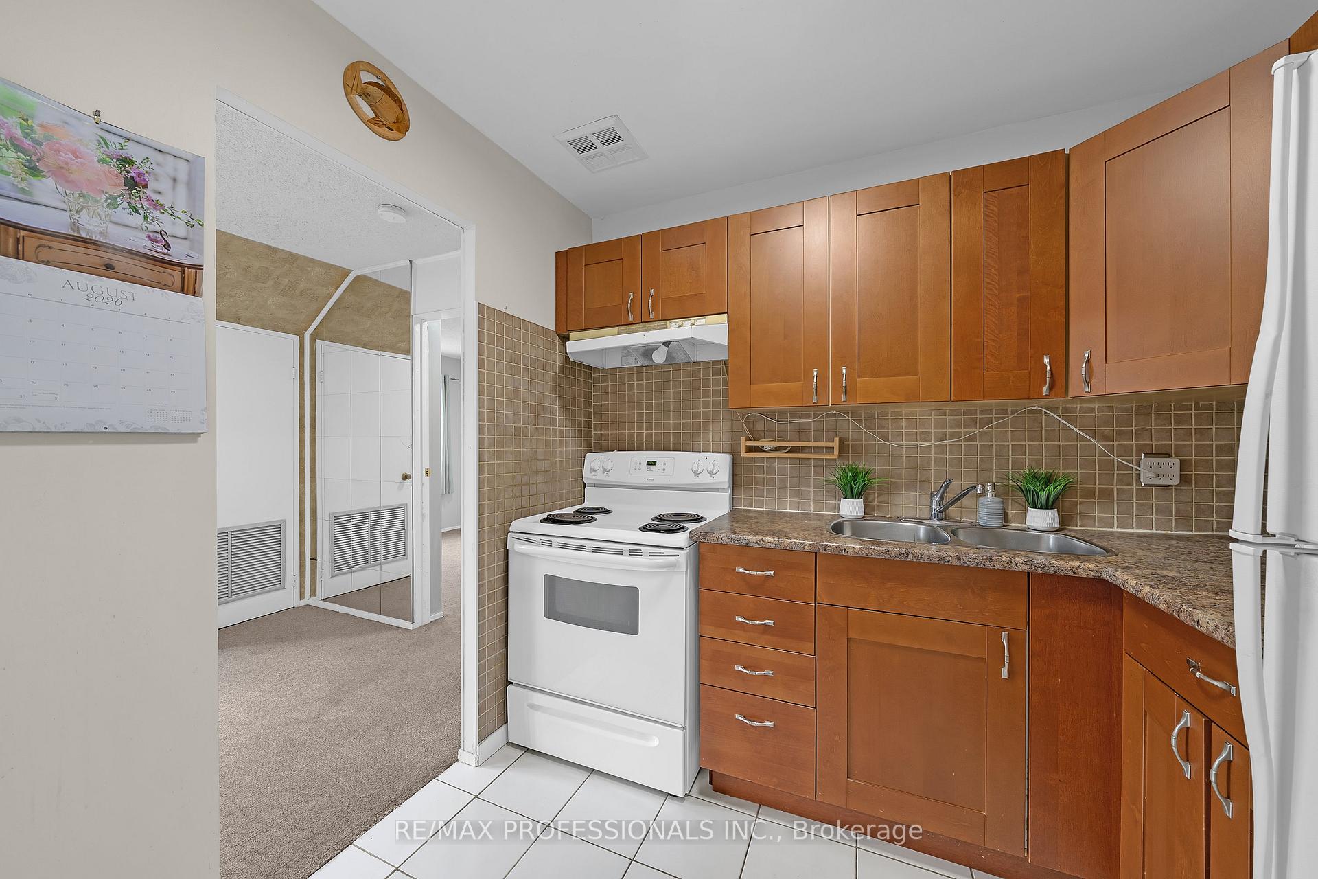 Photo 3 of Unit 116, 2001 Bonnymede Drive, Mississauga, Clarkson — HOMEH