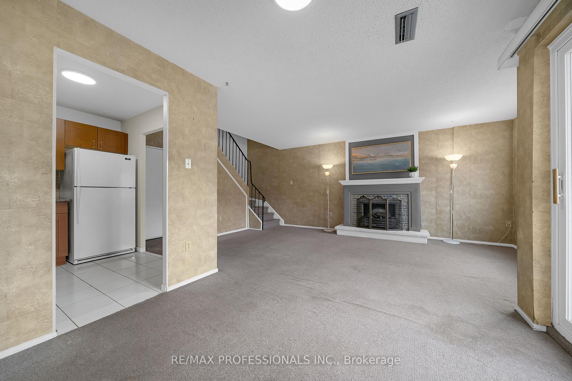 Photo 4 of Unit 116, 2001 Bonnymede Drive, Mississauga, Clarkson — HOMEH