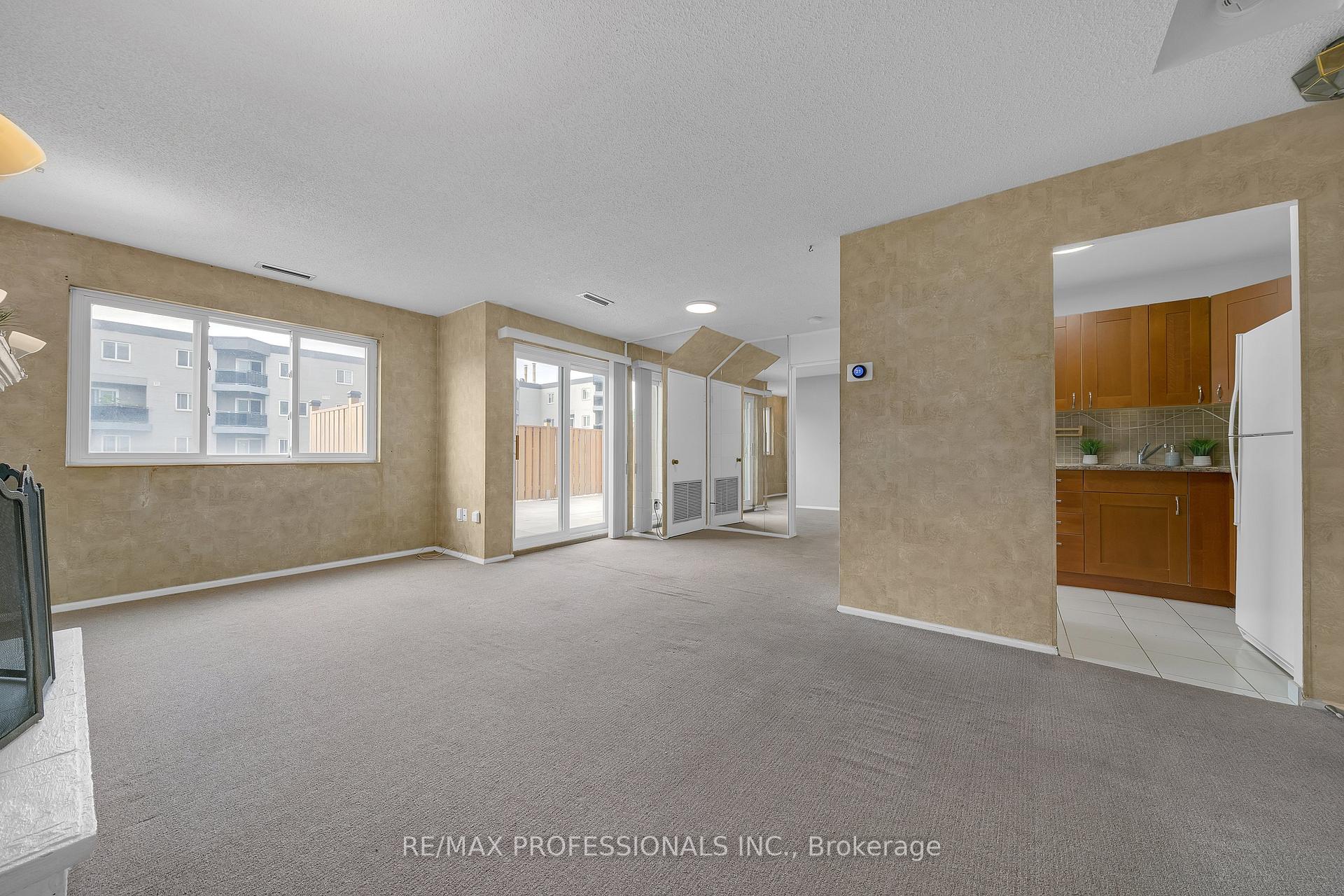 Photo 5 of Unit 116, 2001 Bonnymede Drive, Mississauga, Clarkson — HOMEH