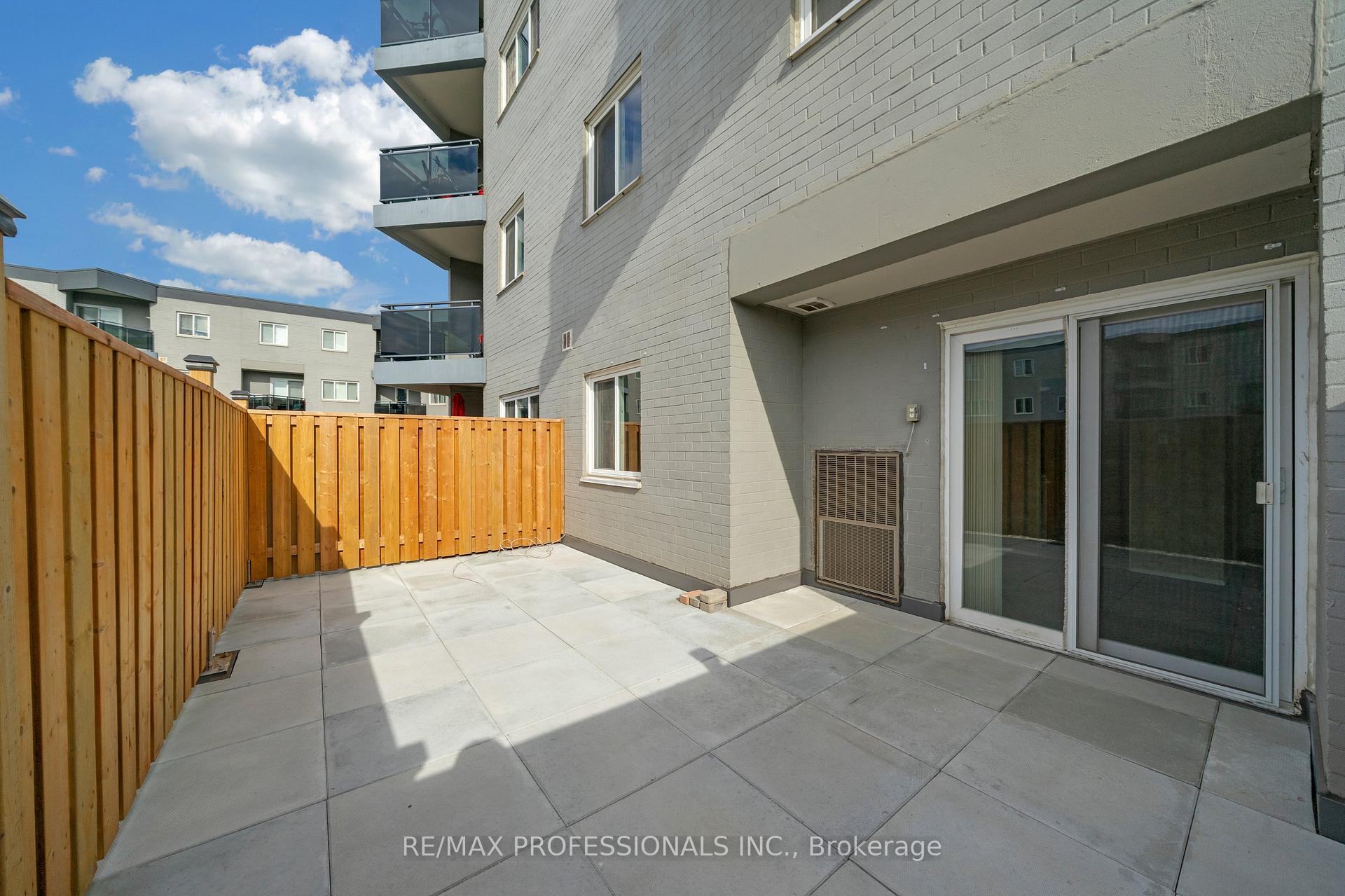 Photo 6 of Unit 116, 2001 Bonnymede Drive, Mississauga, Clarkson — HOMEH