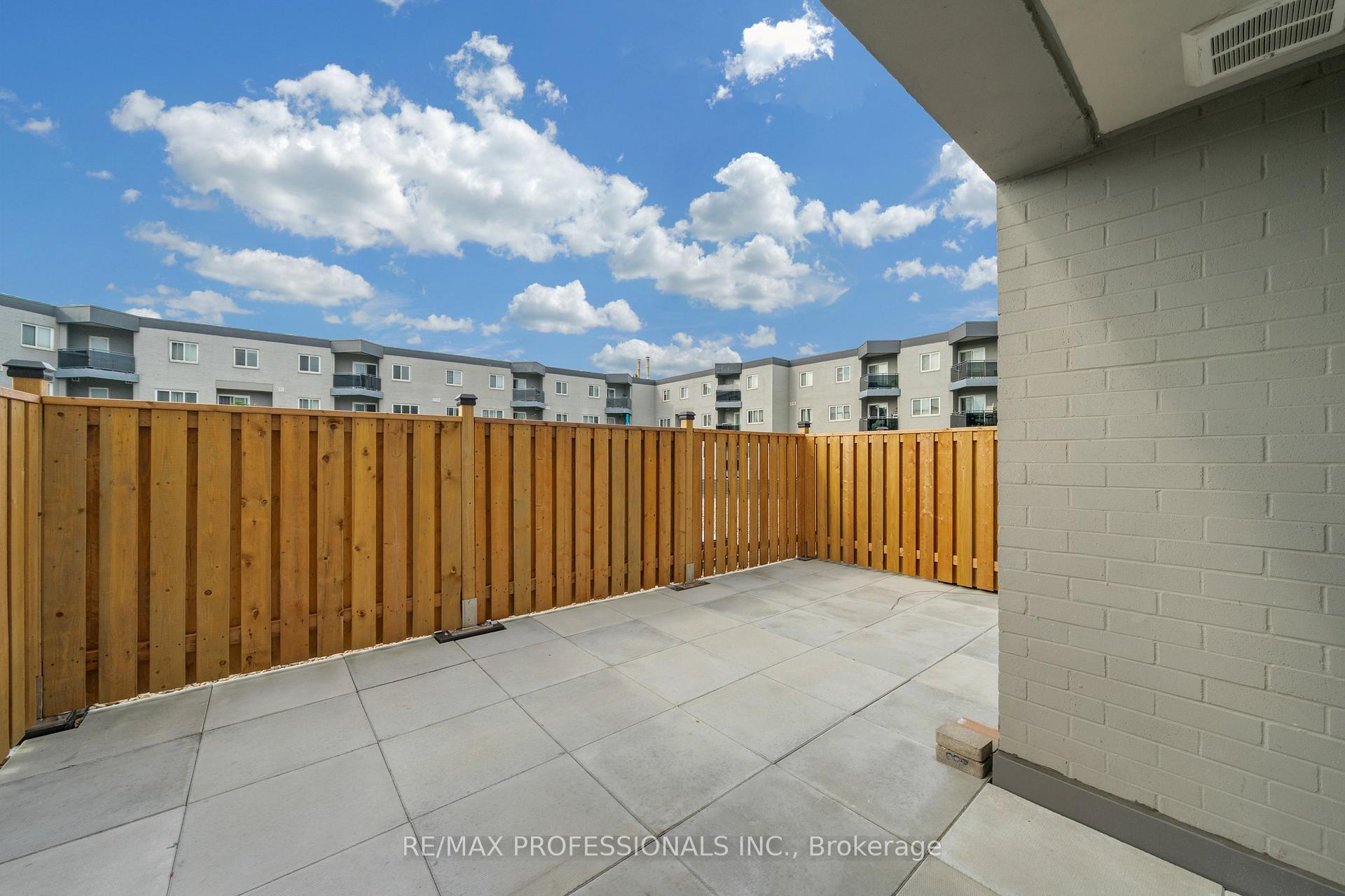 Photo 7 of Unit 116, 2001 Bonnymede Drive, Mississauga, Clarkson — HOMEH