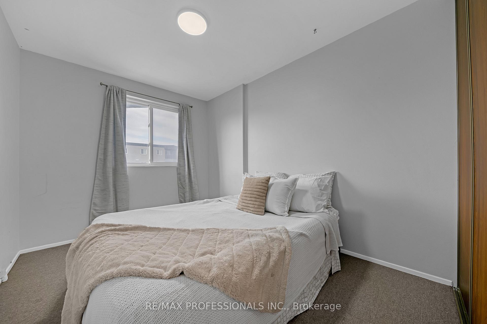 Photo 9 of Unit 116, 2001 Bonnymede Drive, Mississauga, Clarkson — HOMEH
