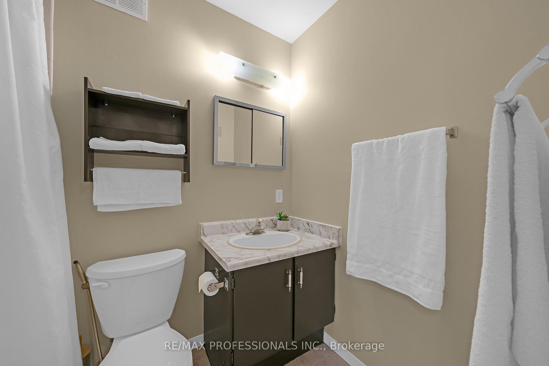 Photo 11 of Unit 116, 2001 Bonnymede Drive, Mississauga, Clarkson — HOMEH