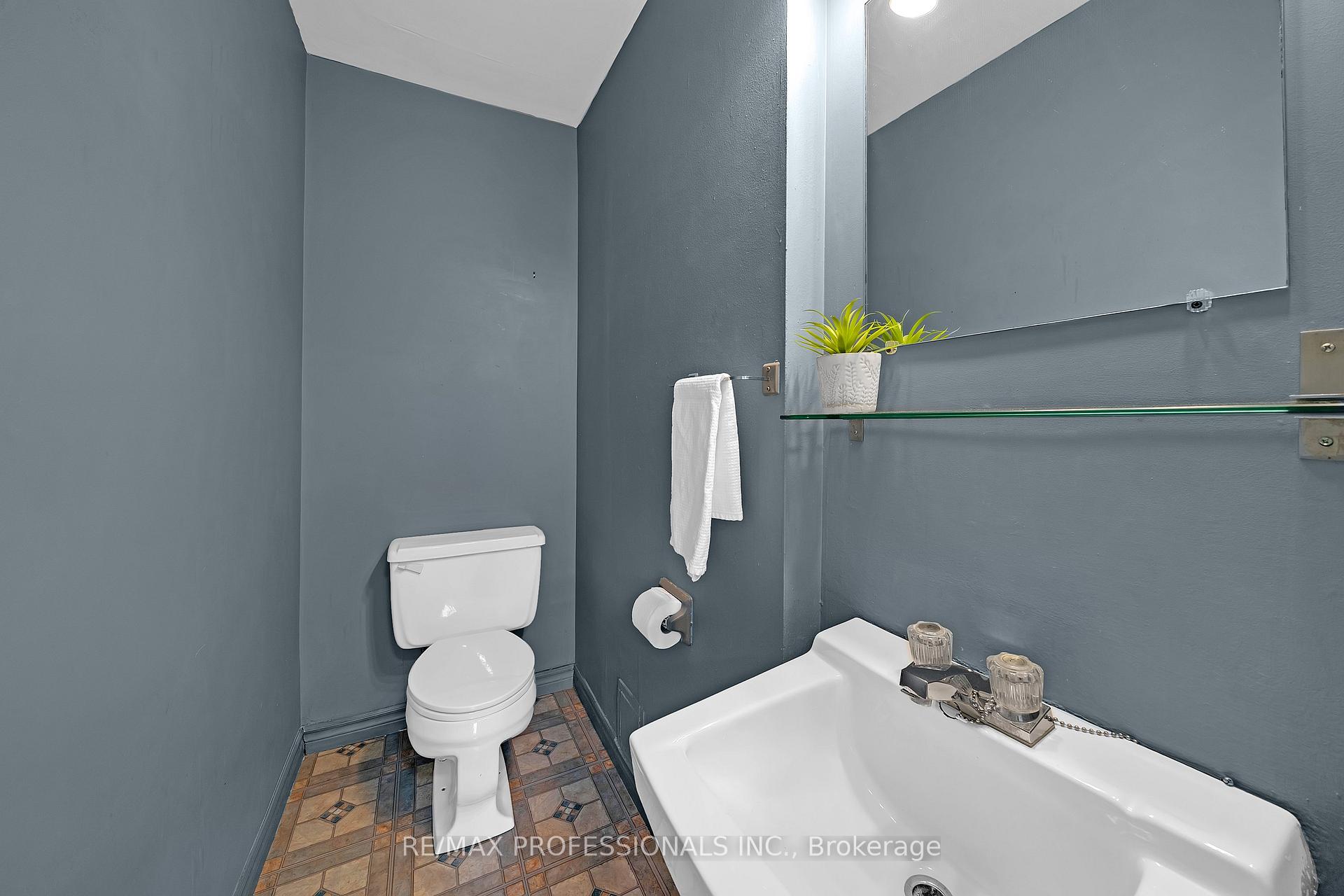 Photo 12 of Unit 116, 2001 Bonnymede Drive, Mississauga, Clarkson — HOMEH