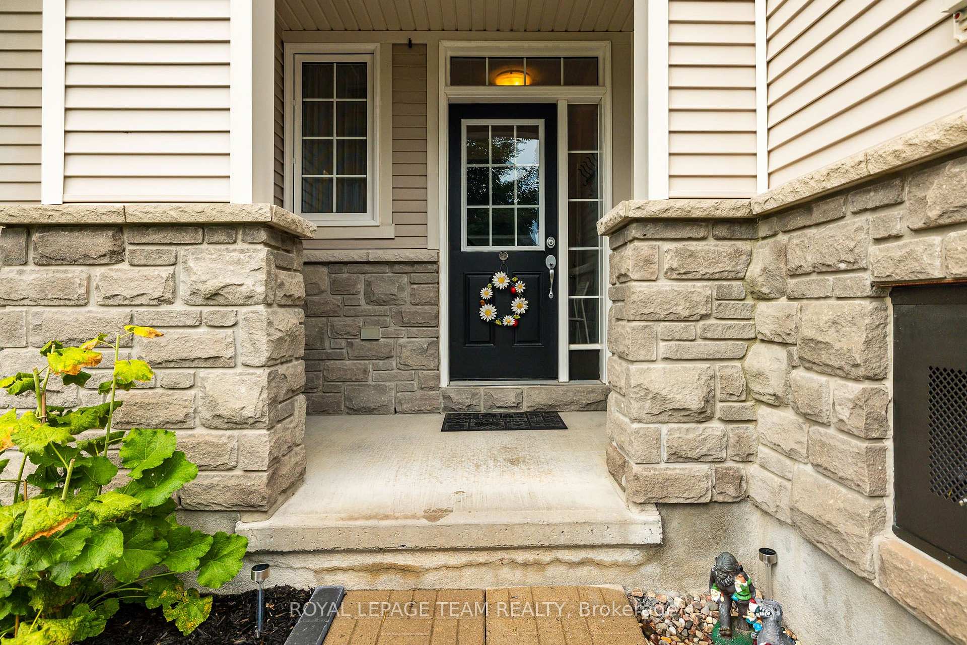 Photo 4 of 490 Dundonald Drive, Ottawa, Barrhaven - Stonebridge — HOMEH