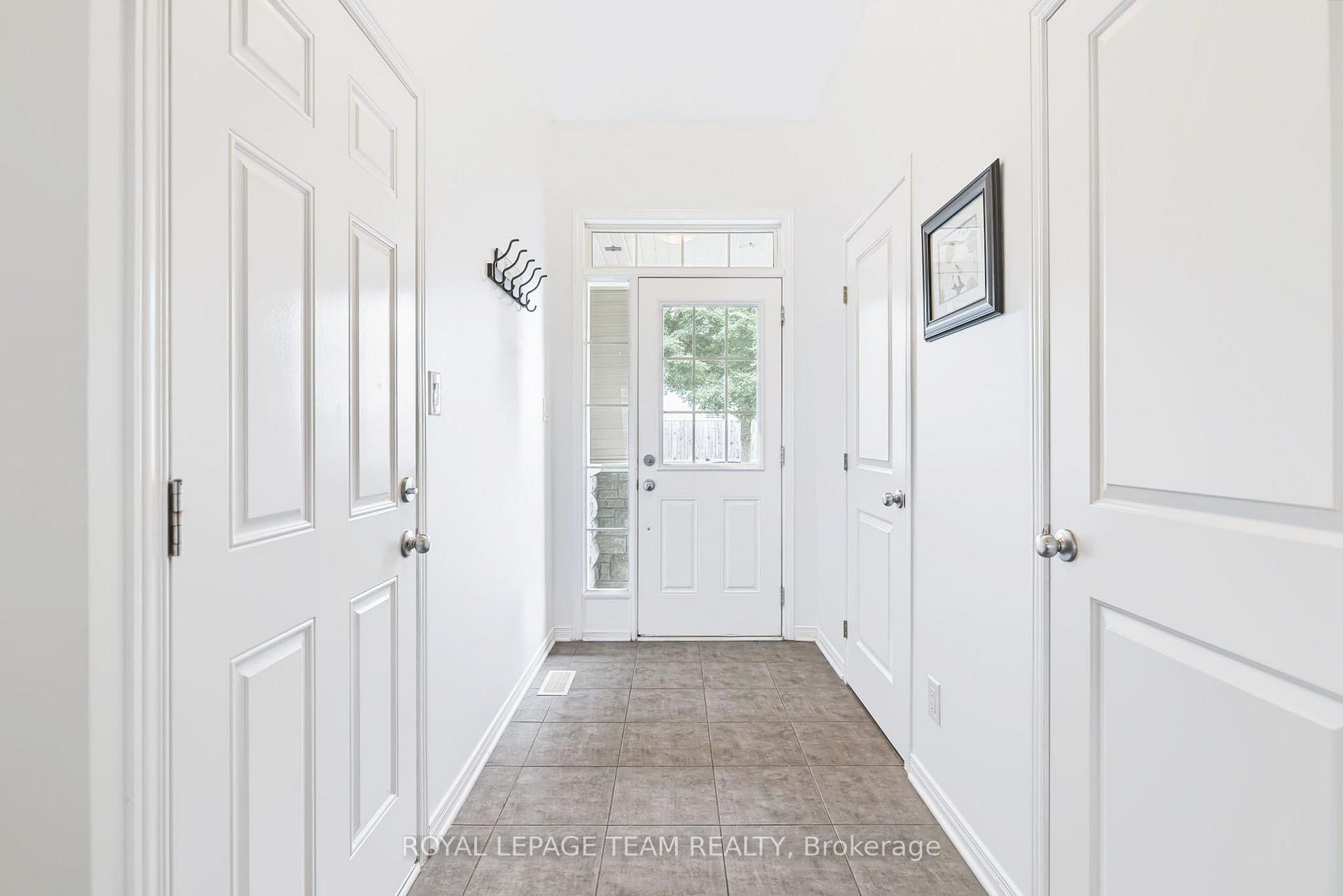 Photo 5 of 490 Dundonald Drive, Ottawa, Barrhaven - Stonebridge — HOMEH