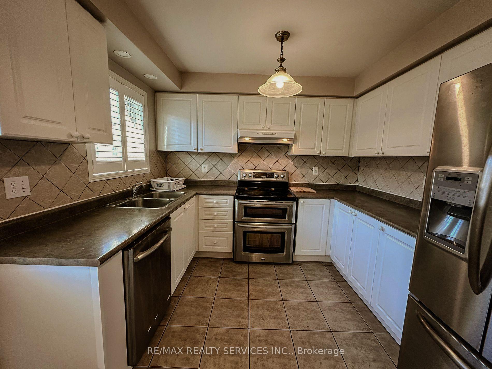 Photo 2 of 41 Sandyshores Drive, Brampton, Sandringham-Wellington — HOMEH