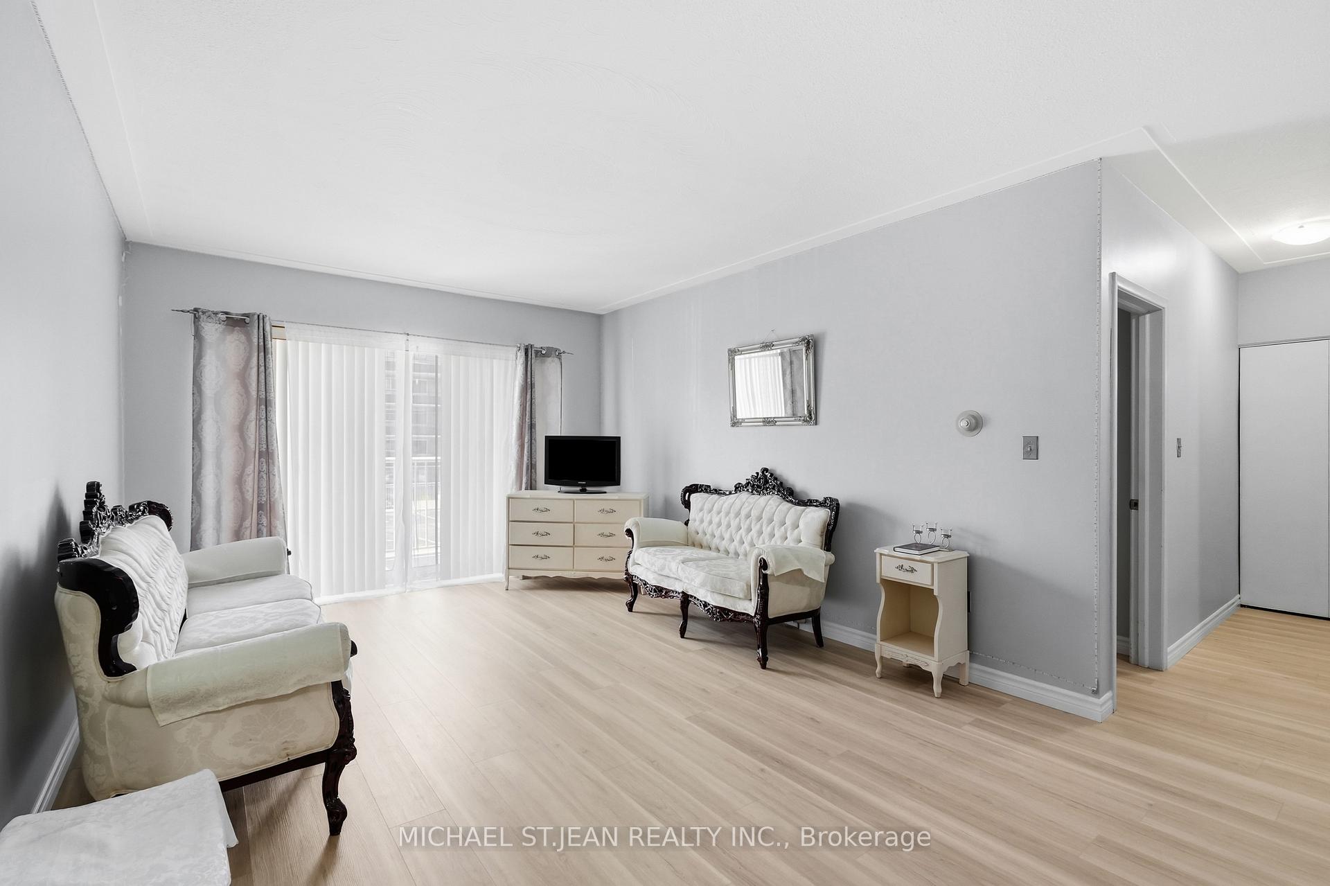Photo 10 of 208-8 Woodman Drive, Hamilton, Corman — HOMEH