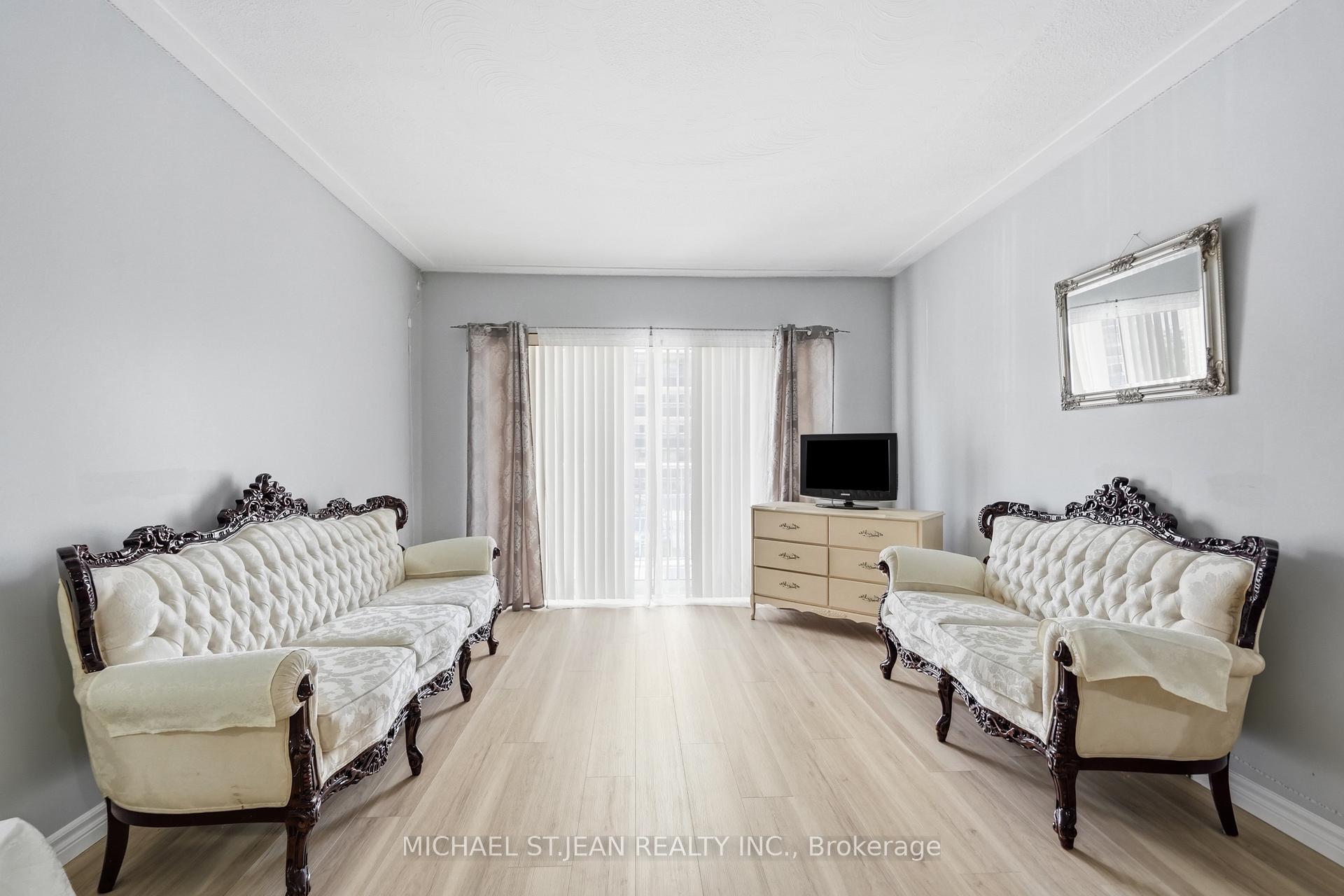 Photo 11 of 208-8 Woodman Drive, Hamilton, Corman — HOMEH