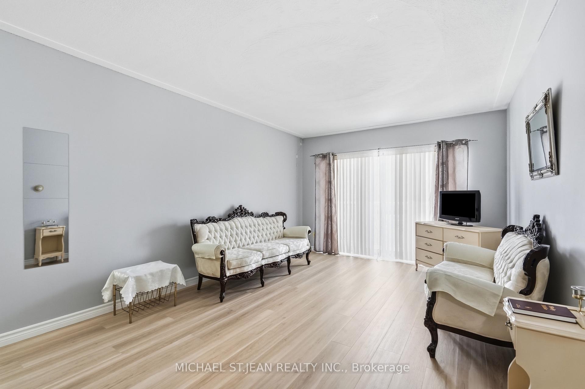Photo 12 of 208-8 Woodman Drive, Hamilton, Corman — HOMEH