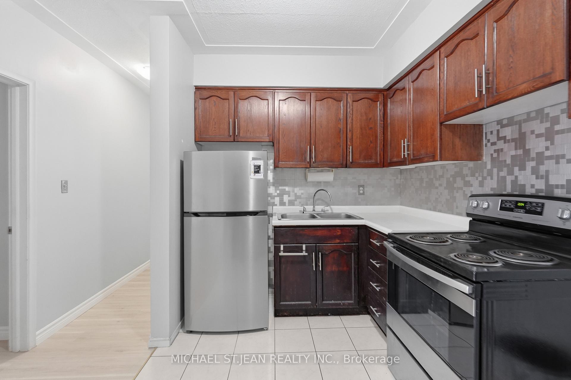 Photo 17 of 208-8 Woodman Drive, Hamilton, Corman — HOMEH