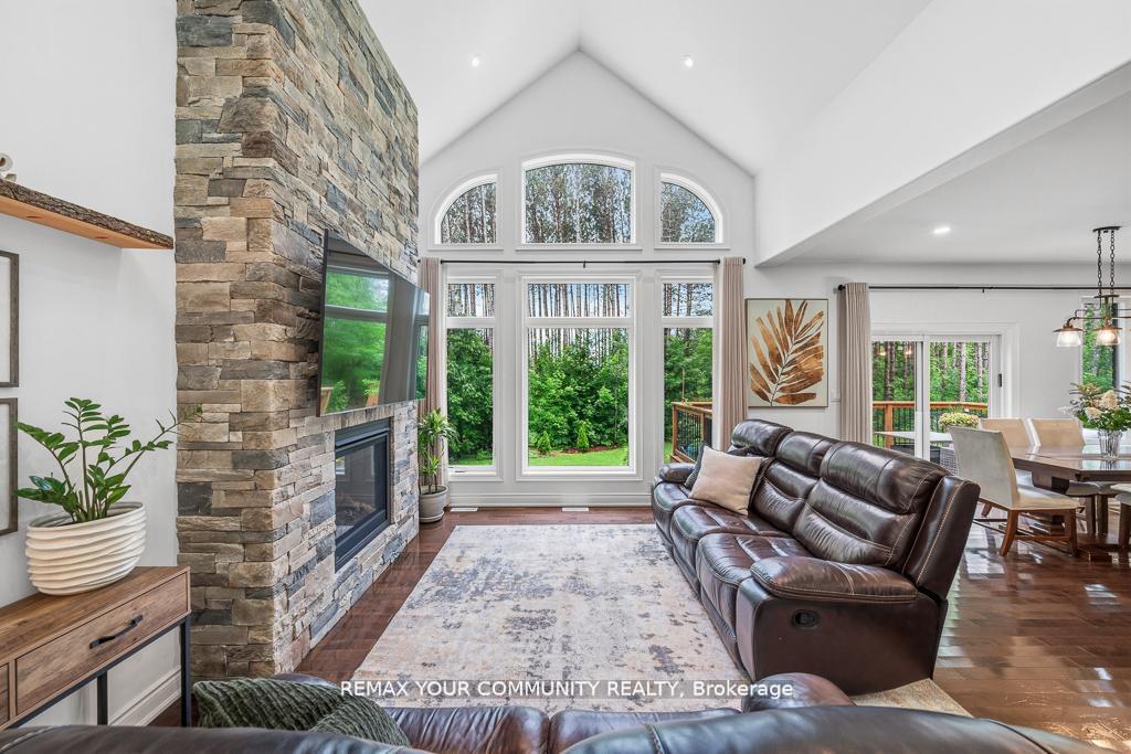 Photo 13 of 38 Windermere Circle, Tay, Rural Tay — HOMEH