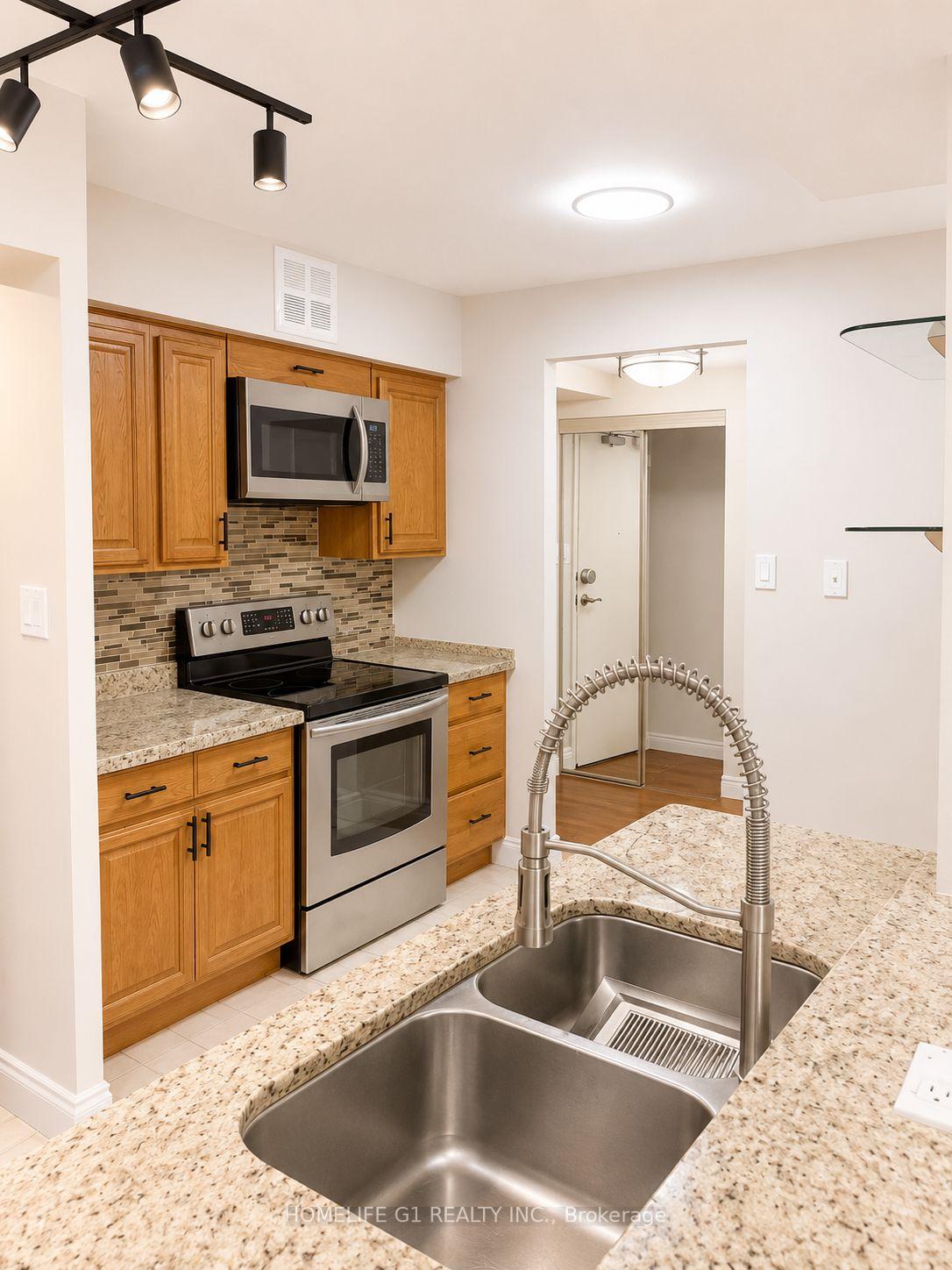Photo 3 of Unit 301, 633 Bay Street, Toronto, Bay Street Corridor — HOMEH