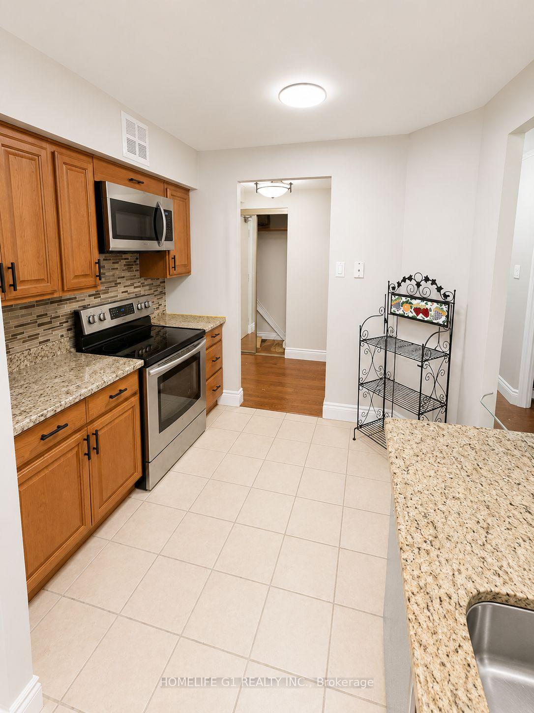 Photo 4 of Unit 301, 633 Bay Street, Toronto, Bay Street Corridor — HOMEH