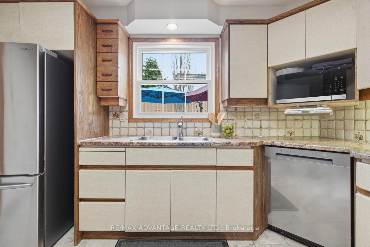 Photo 15 of 35 Cowan Place, London, South R — HOMEH