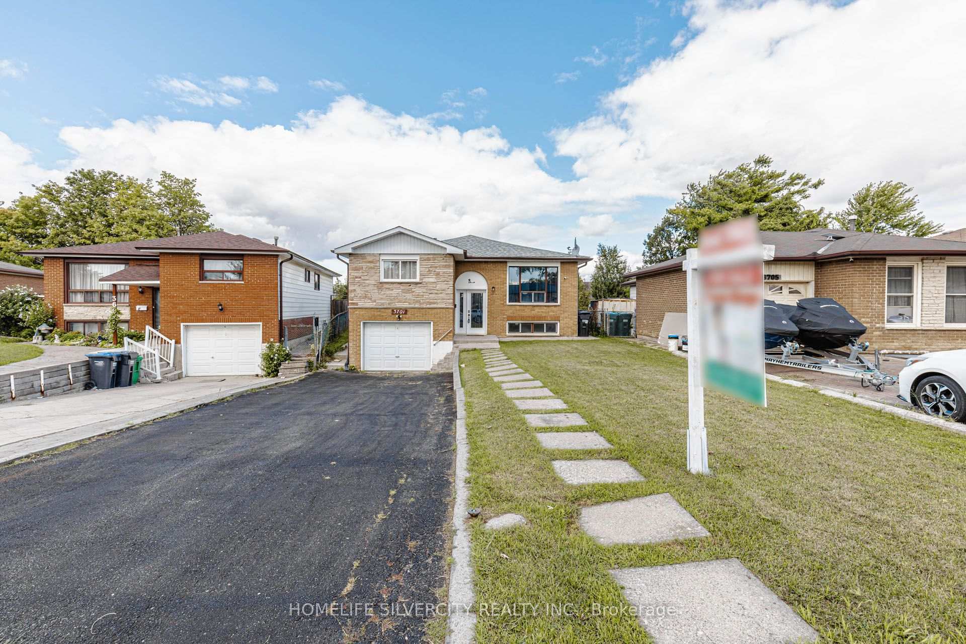 Photo 2 of 3701 Keenan Crescent, Mississauga, Malton — HOMEH