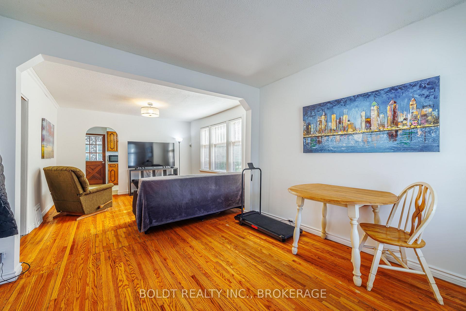Photo 8 of 20 Stuart Avenue, St. Catharines, Downtown — HOMEH