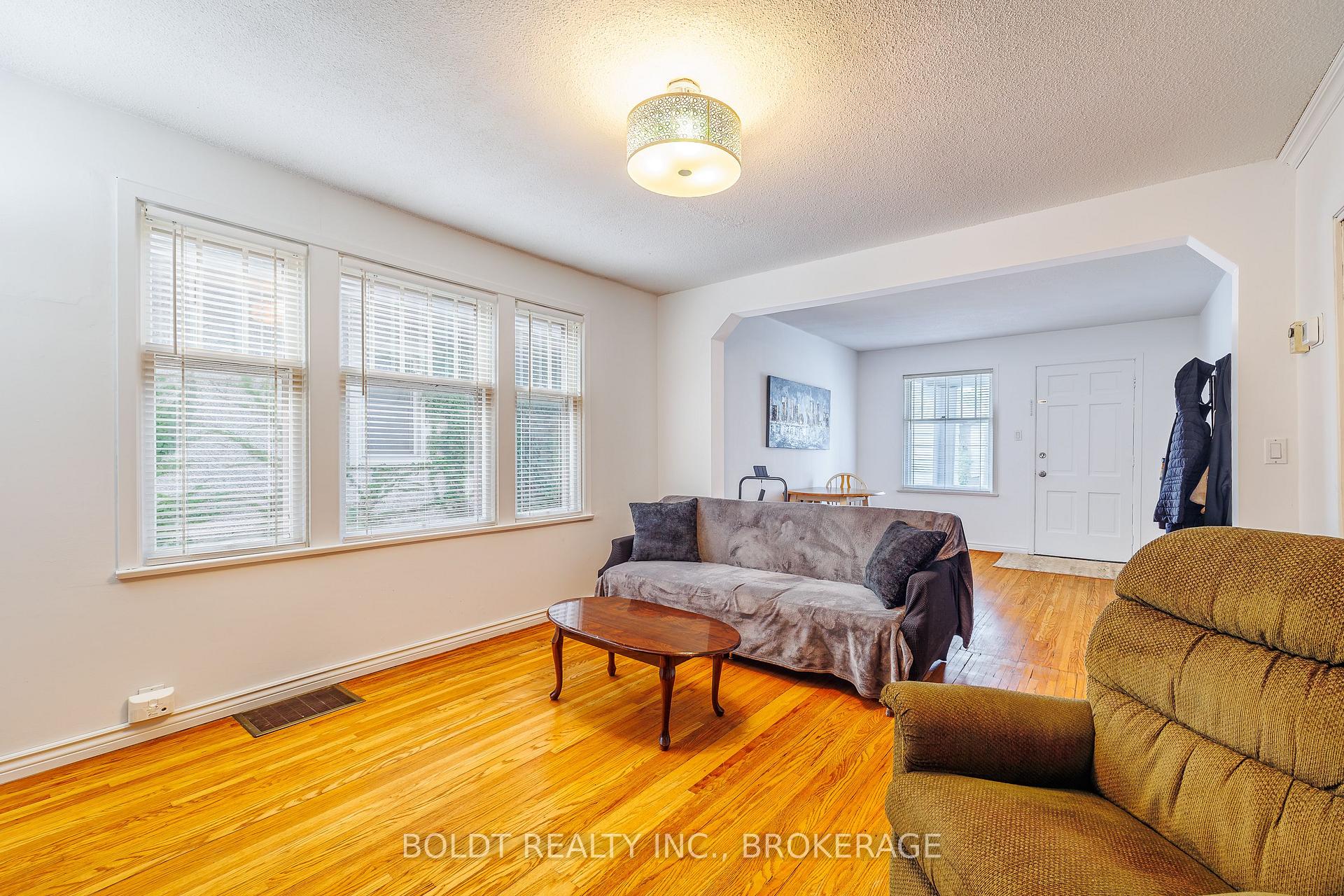 Photo 11 of 20 Stuart Avenue, St. Catharines, Downtown — HOMEH