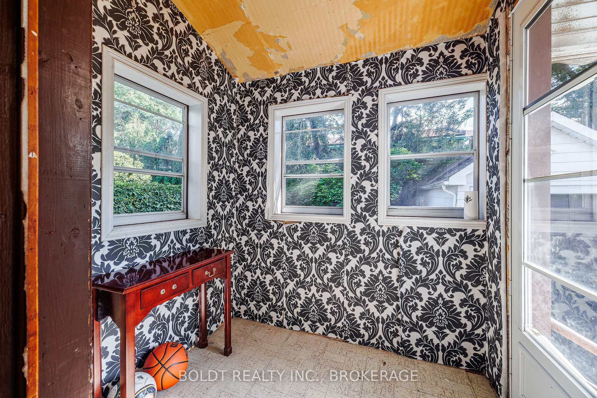 Photo 18 of 20 Stuart Avenue, St. Catharines, Downtown — HOMEH