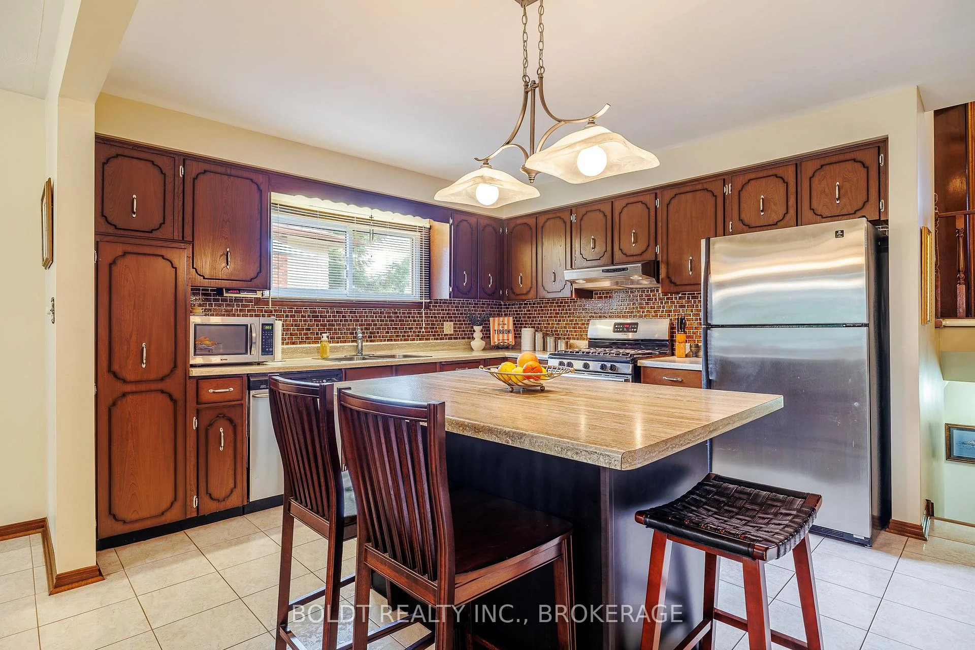 Photo 10 of 20 Stuart Avenue, St. Catharines, Downtown — HOMEH