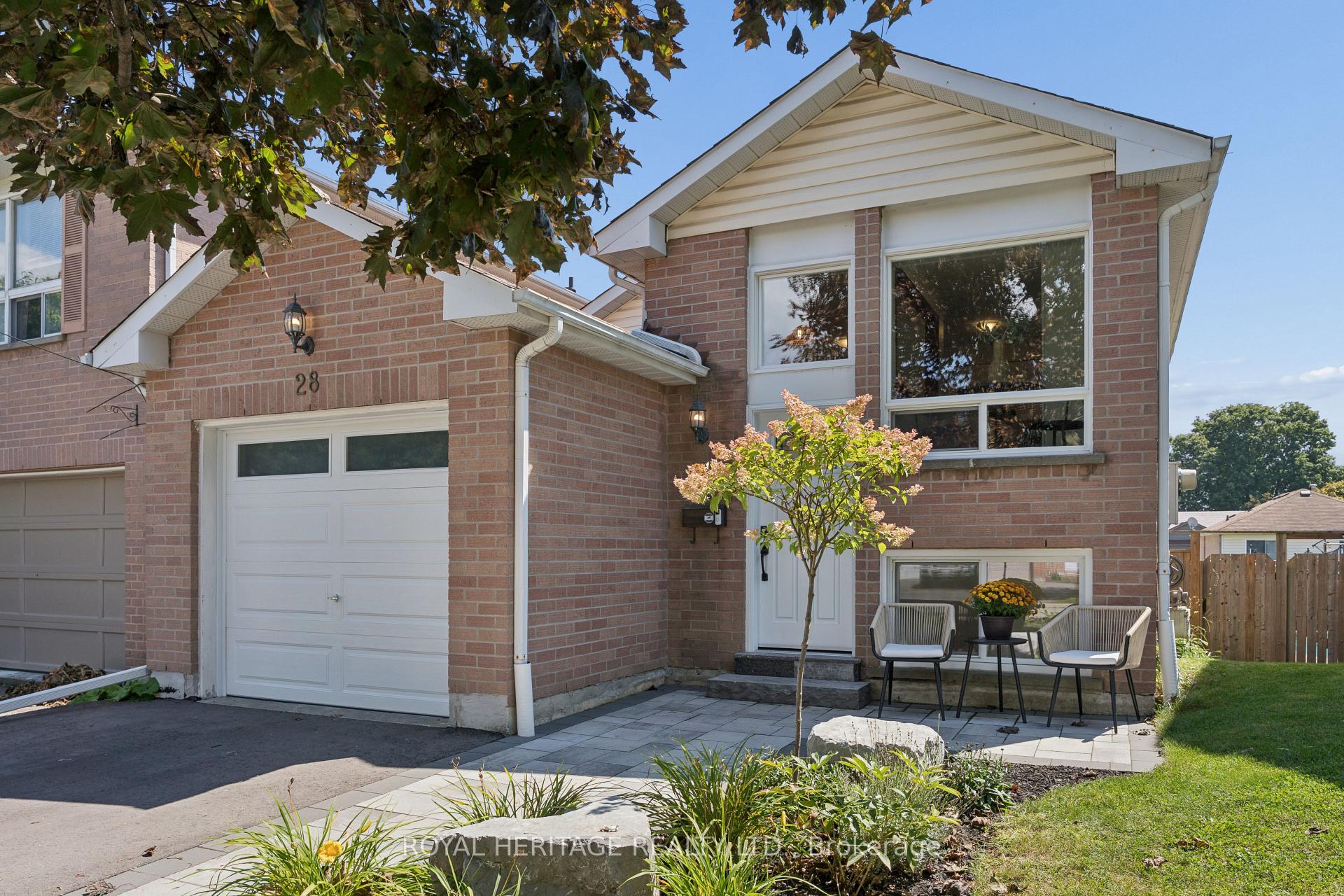 Photo 2 of 28 Glanville Crescent, Clarington, Bowmanville — HOMEH