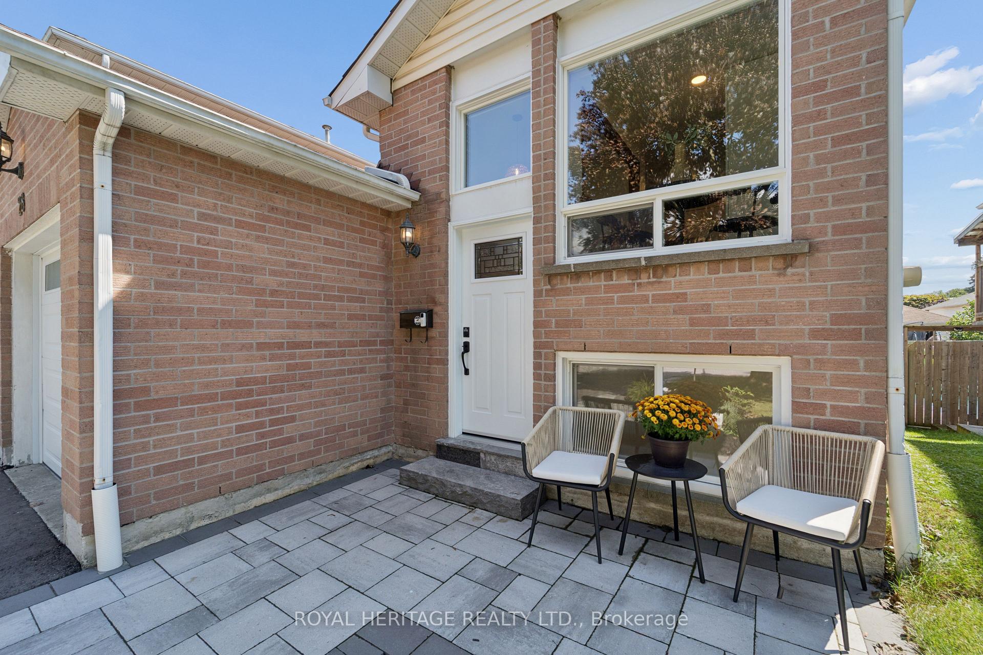 Photo 3 of 28 Glanville Crescent, Clarington, Bowmanville — HOMEH