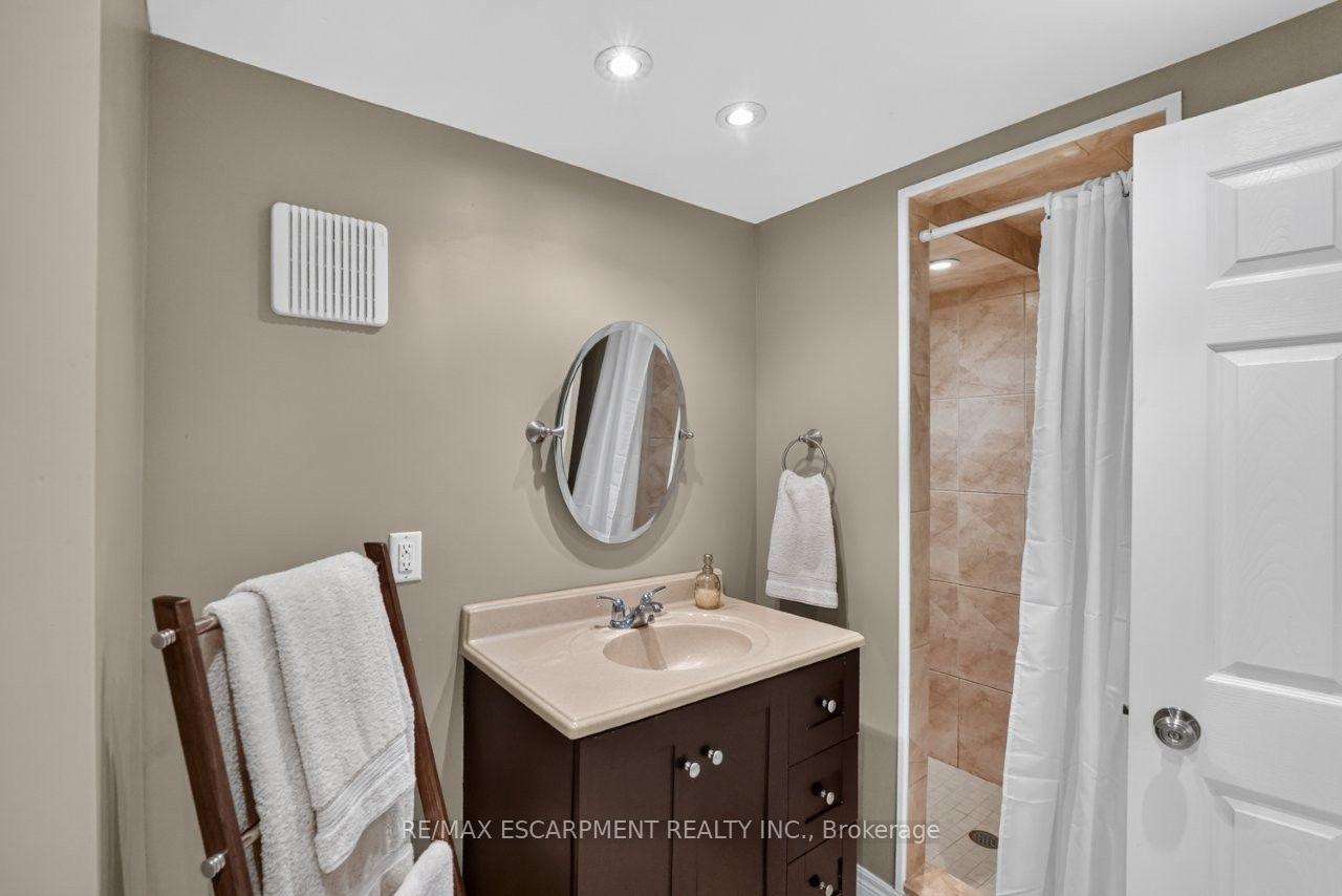 Photo 23 of 465 Springbank Crescent, Burlington, LaSalle — HOMEH