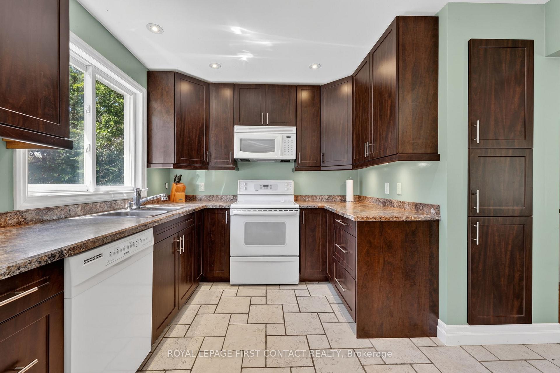 Photo 7 of 60 Willow Landing Road, Springwater, Midhurst — HOMEH