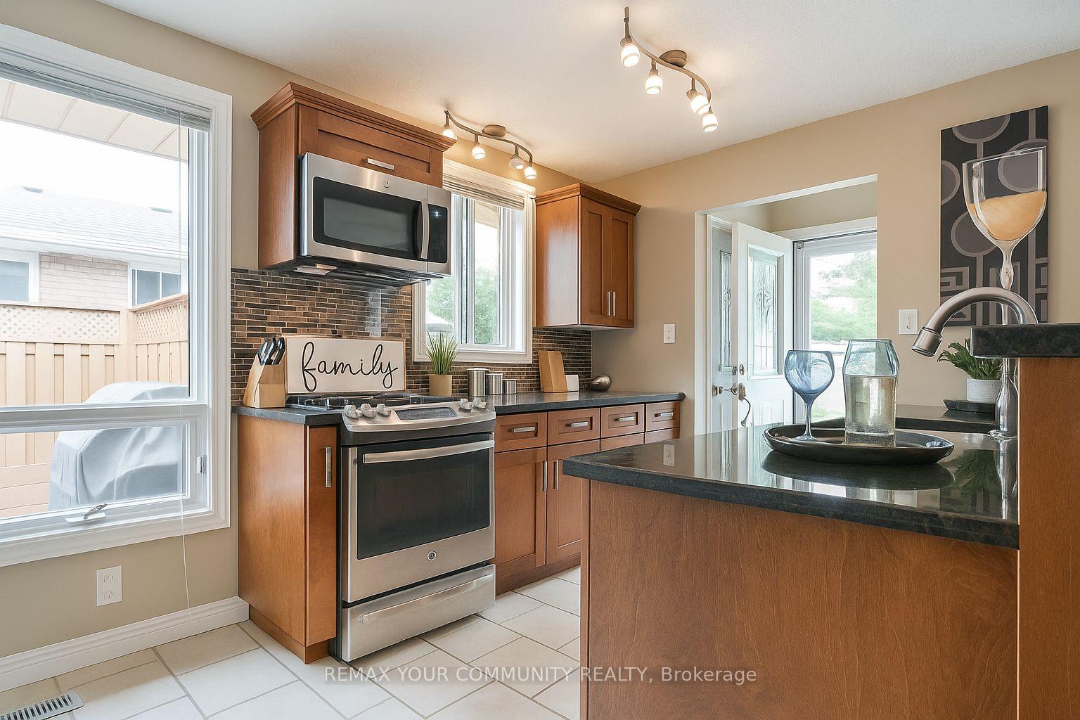 Photo 4 of 69 Branlyn Crescent, Brantford, Lynden Hills — HOMEH